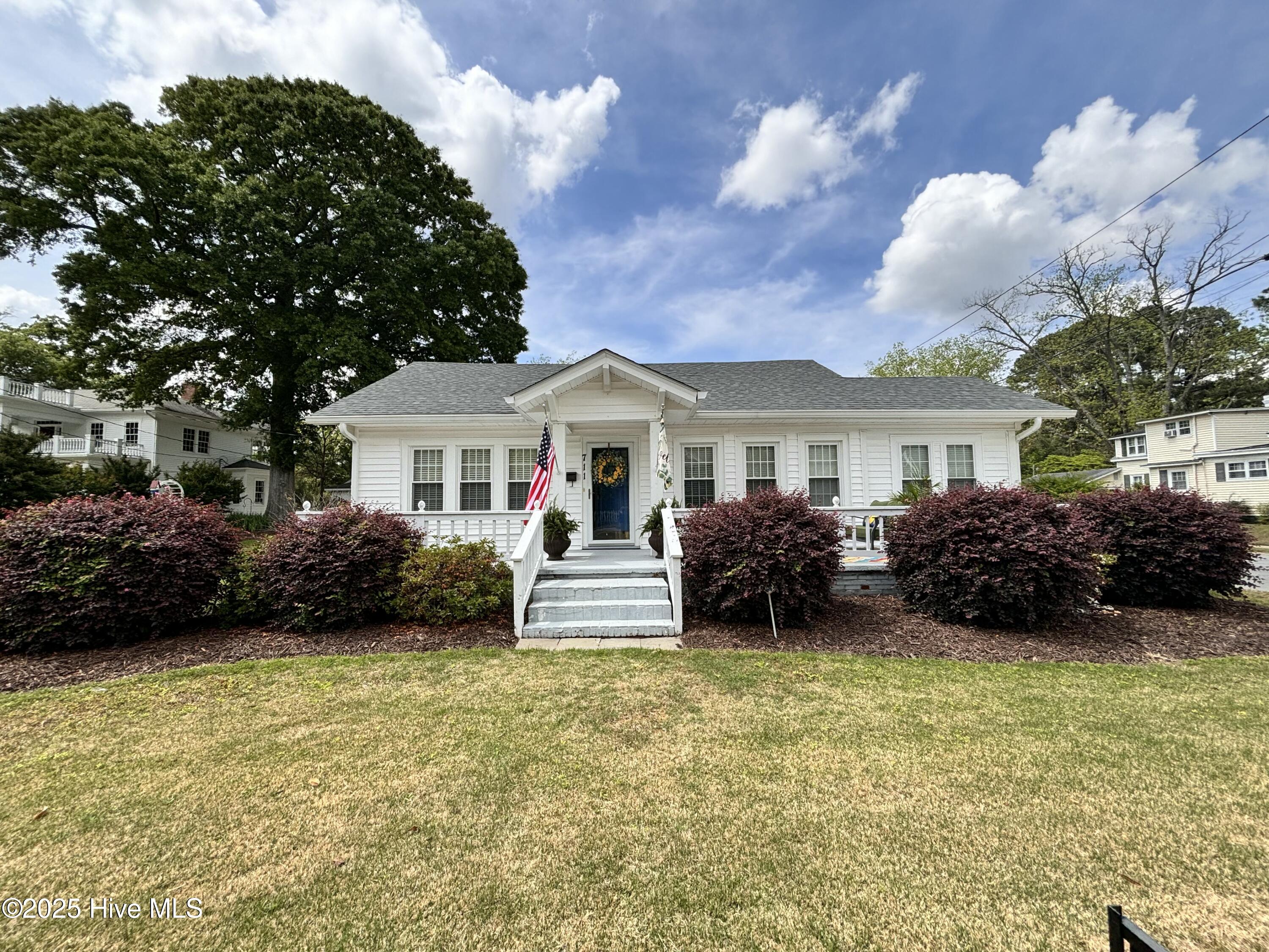 711 College Street Property Photo