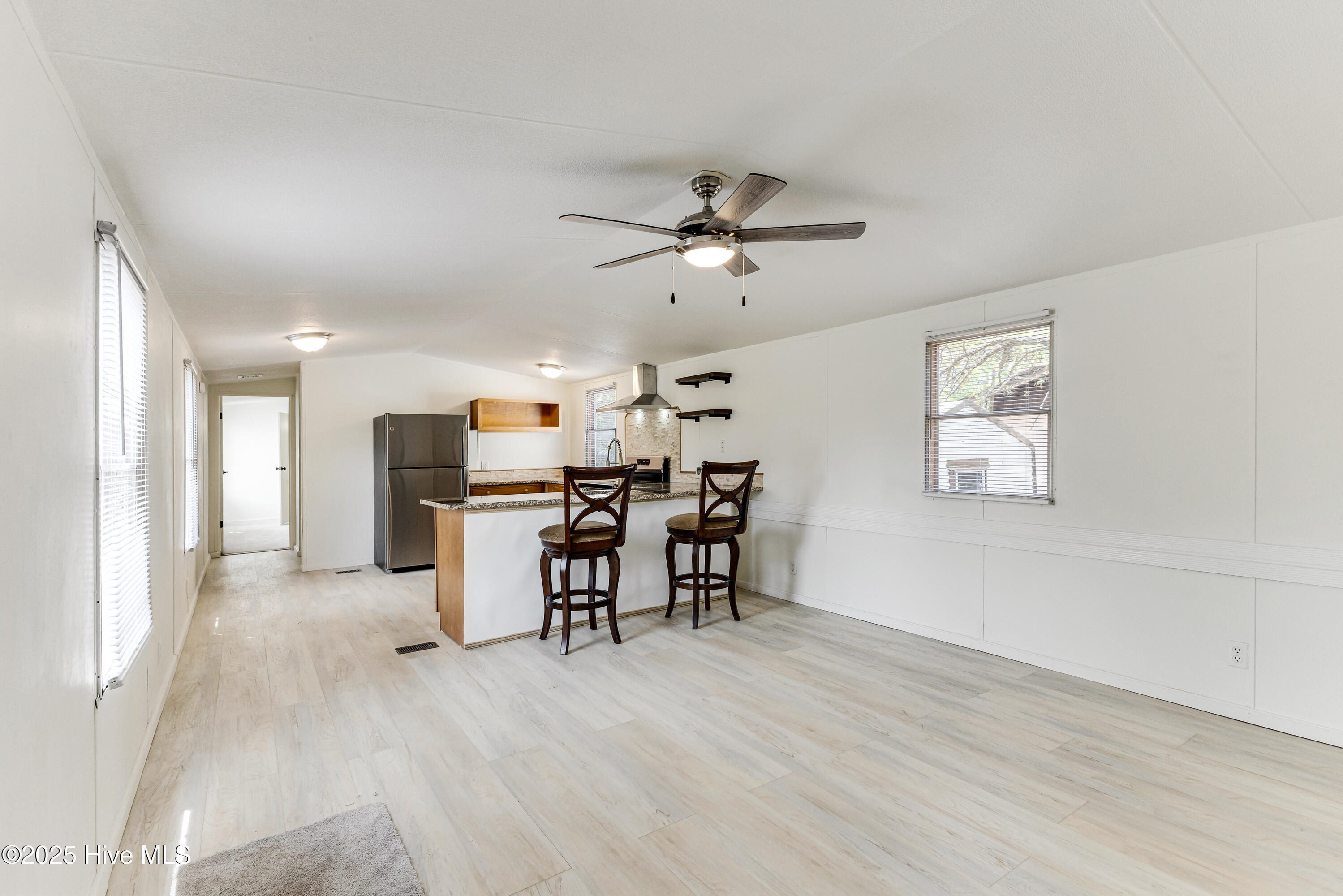 2425 Oakland Street Property Photo 6