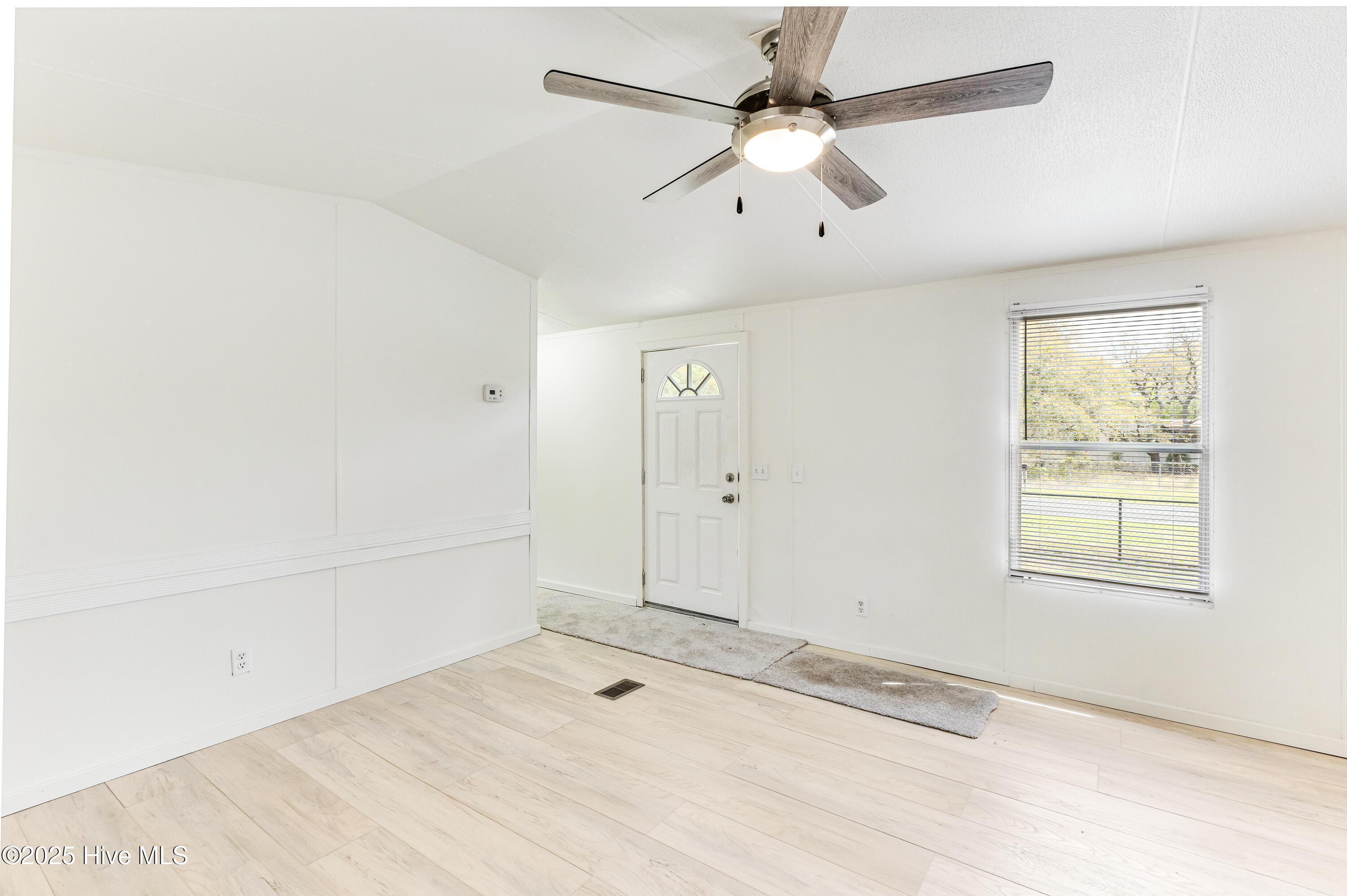 2425 Oakland Street Property Photo 8