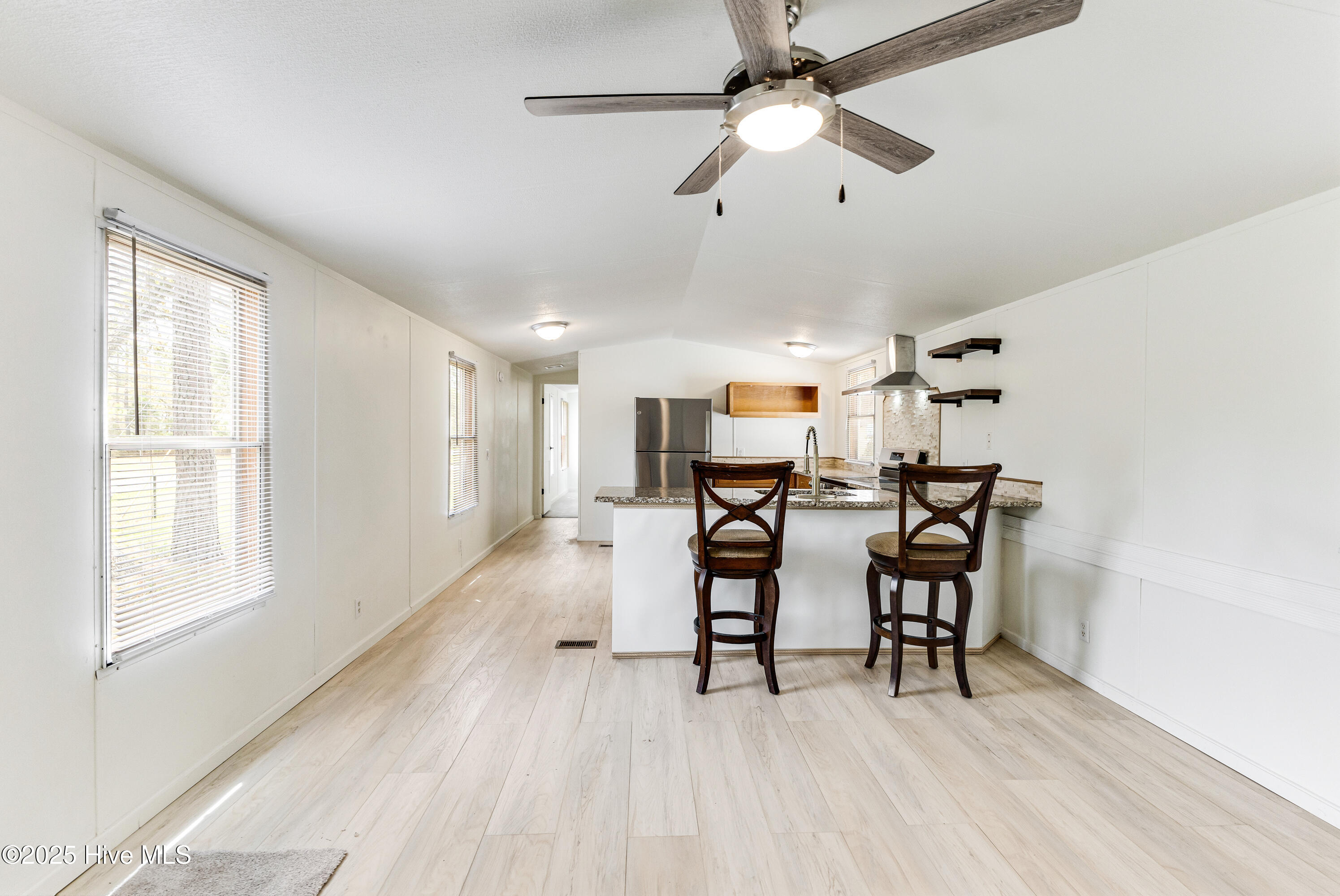 2425 Oakland Street Property Photo 9