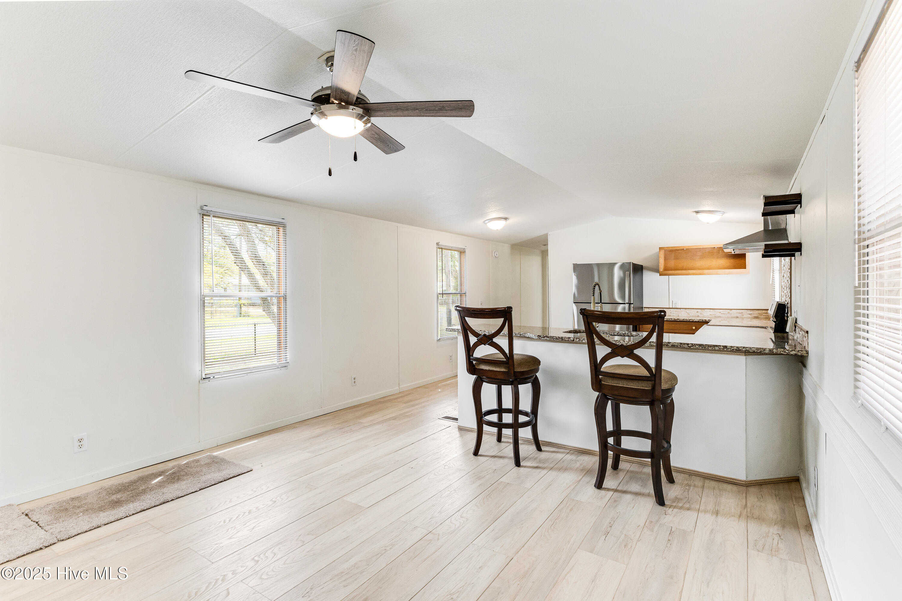 2425 Oakland Street Property Photo 10