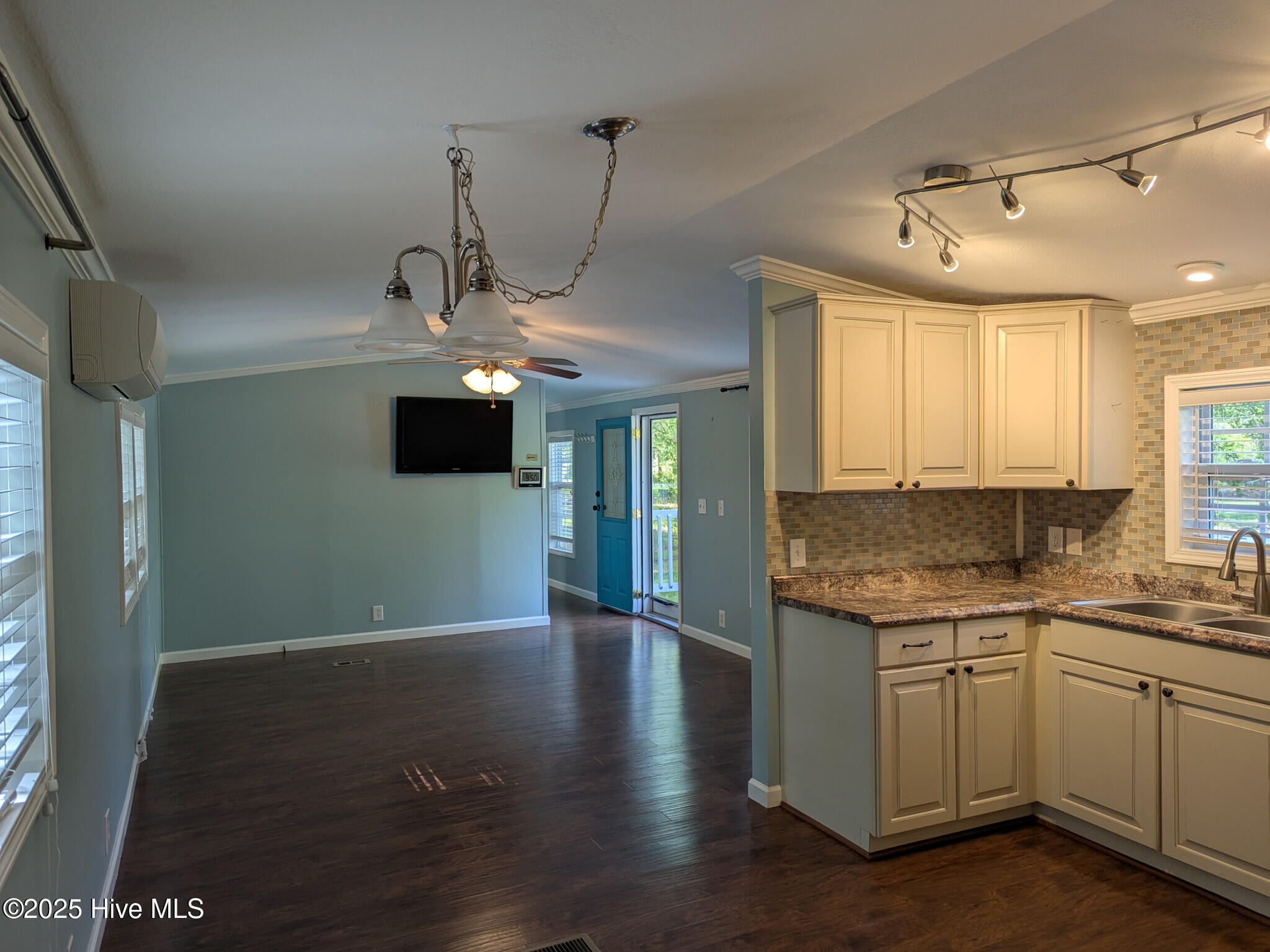 2483 Robin Circle Property Photo 3