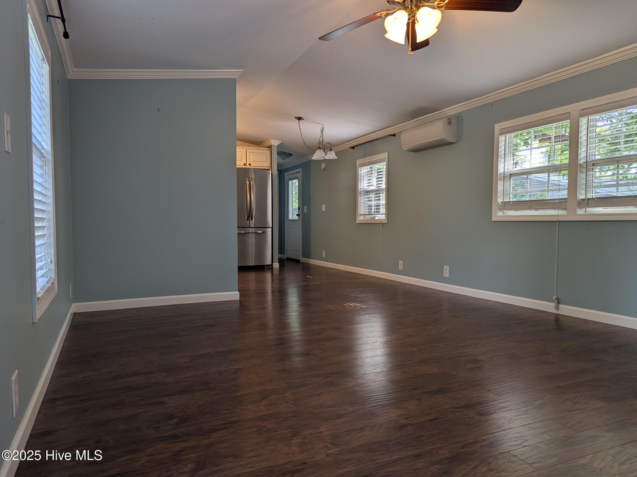 2483 Robin Circle Property Photo 4