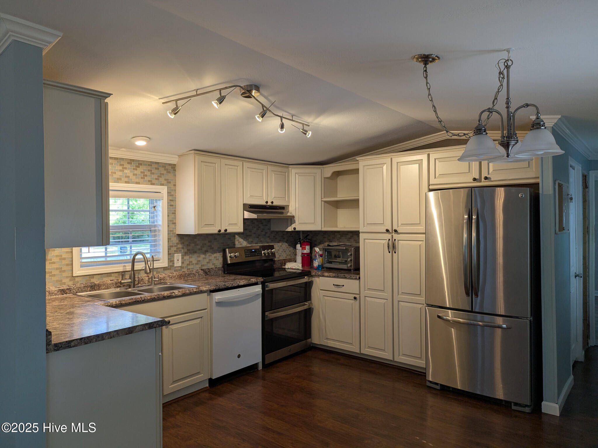 2483 Robin Circle Property Photo 6