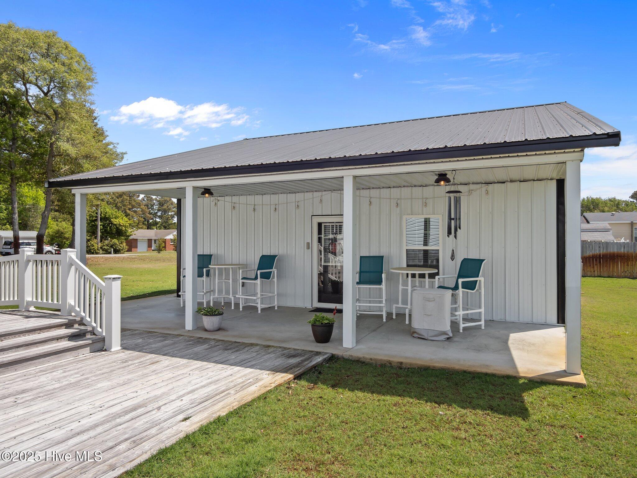 201 Live Oak Drive Property Photo 4