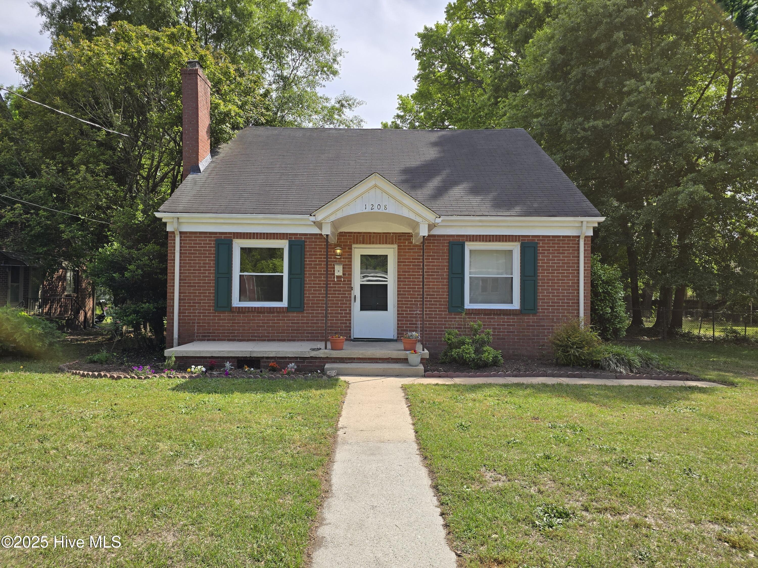 1208 E Holly Street Property Photo
