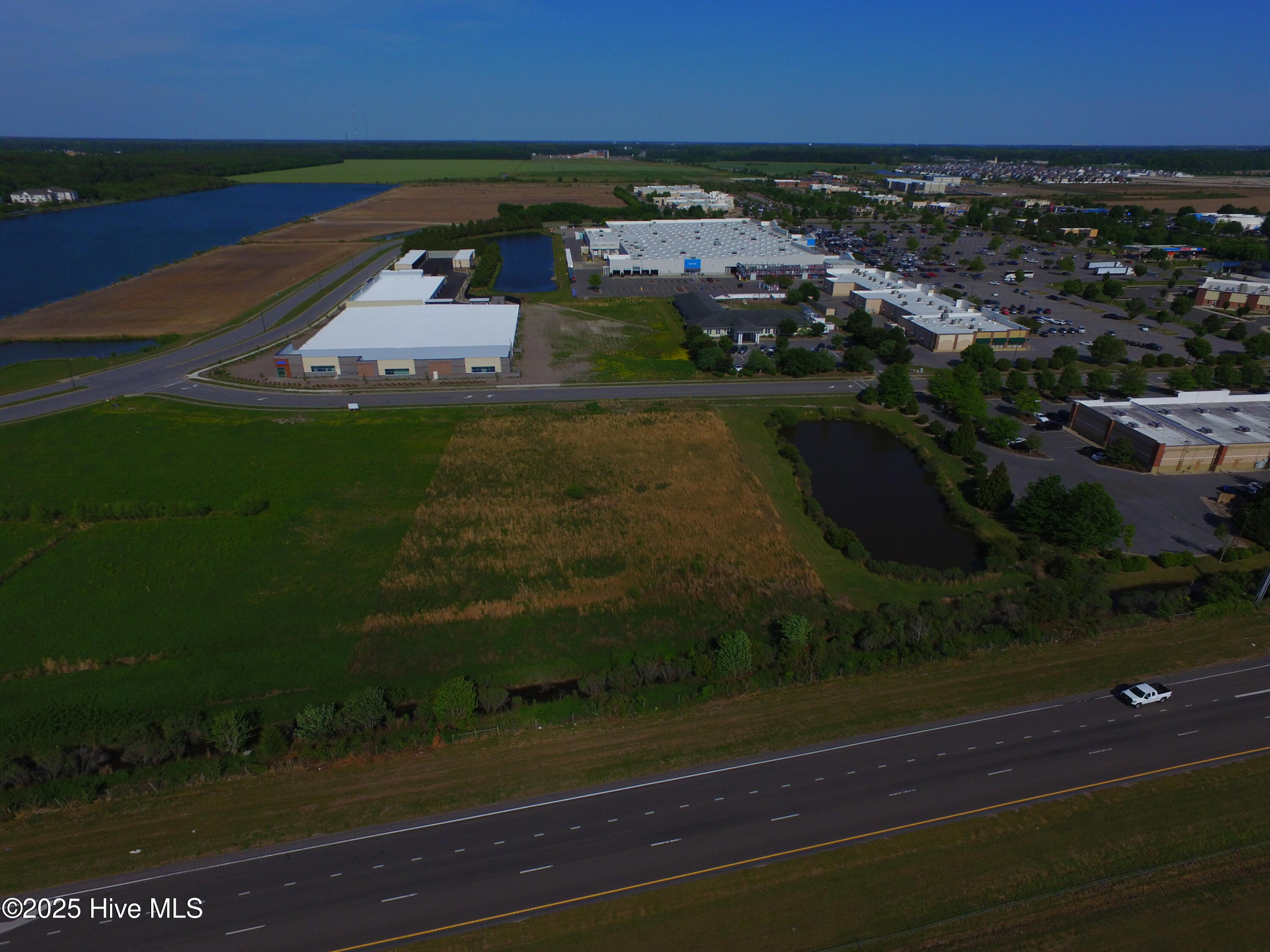 108 Commercial Boulevard Property Photo 3
