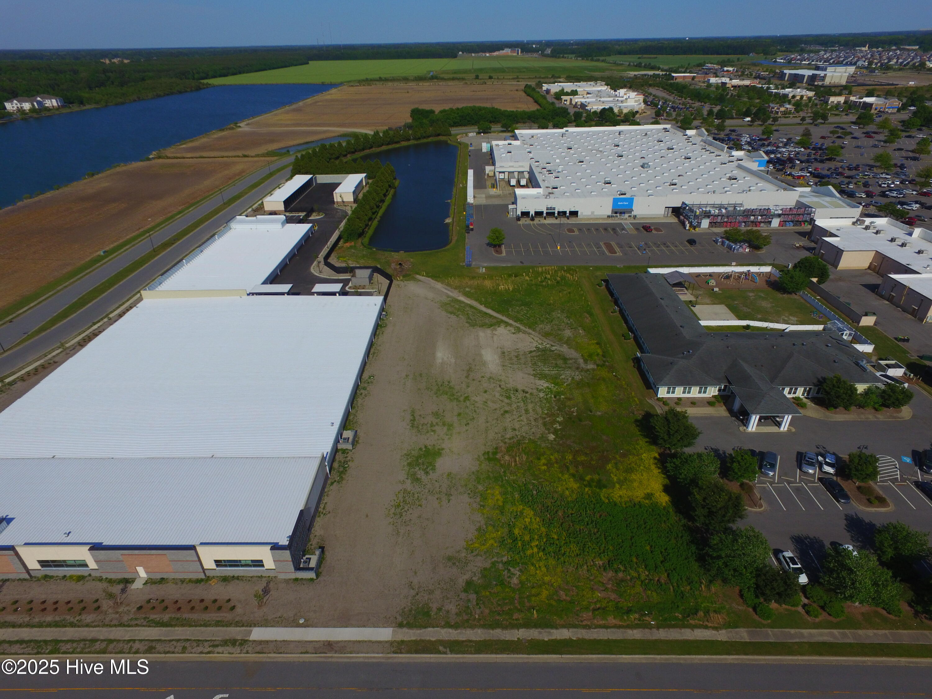 108 Commercial Boulevard Property Photo 6