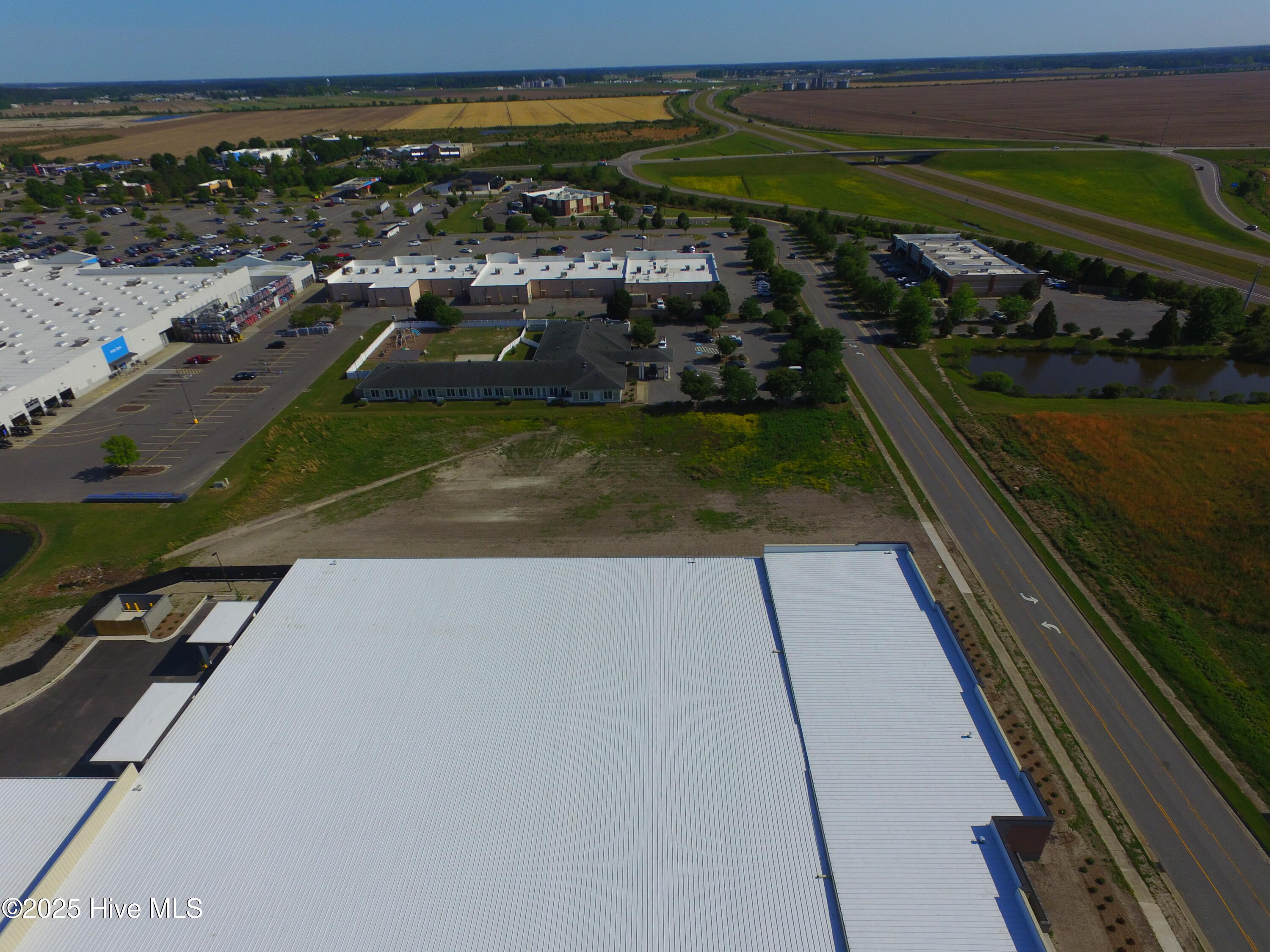 108 Commercial Boulevard Property Photo 8