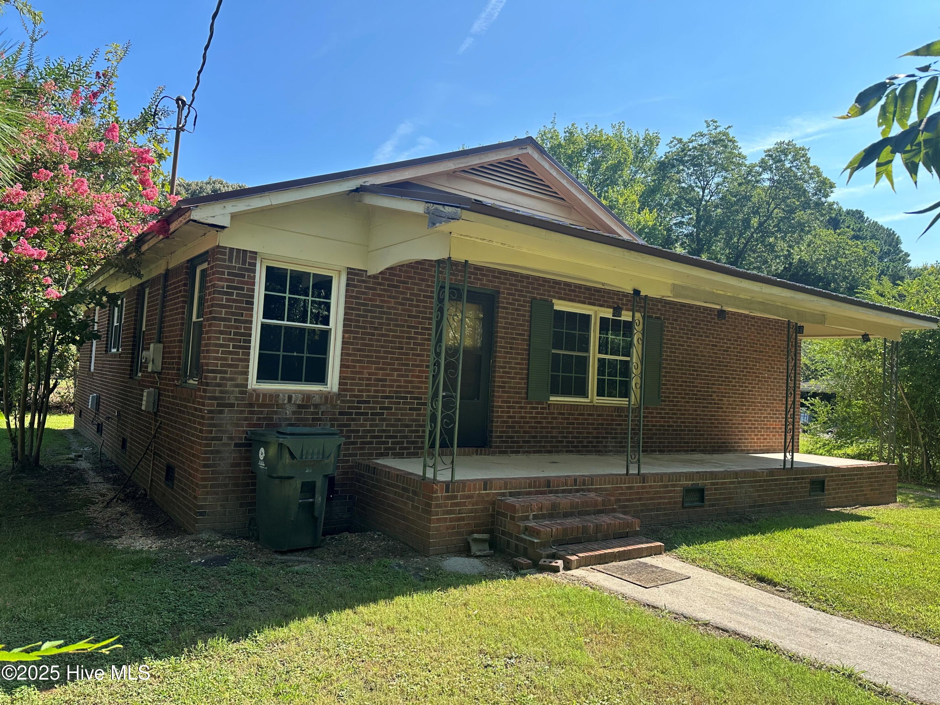 449 E Jackson Street Property Photo 3