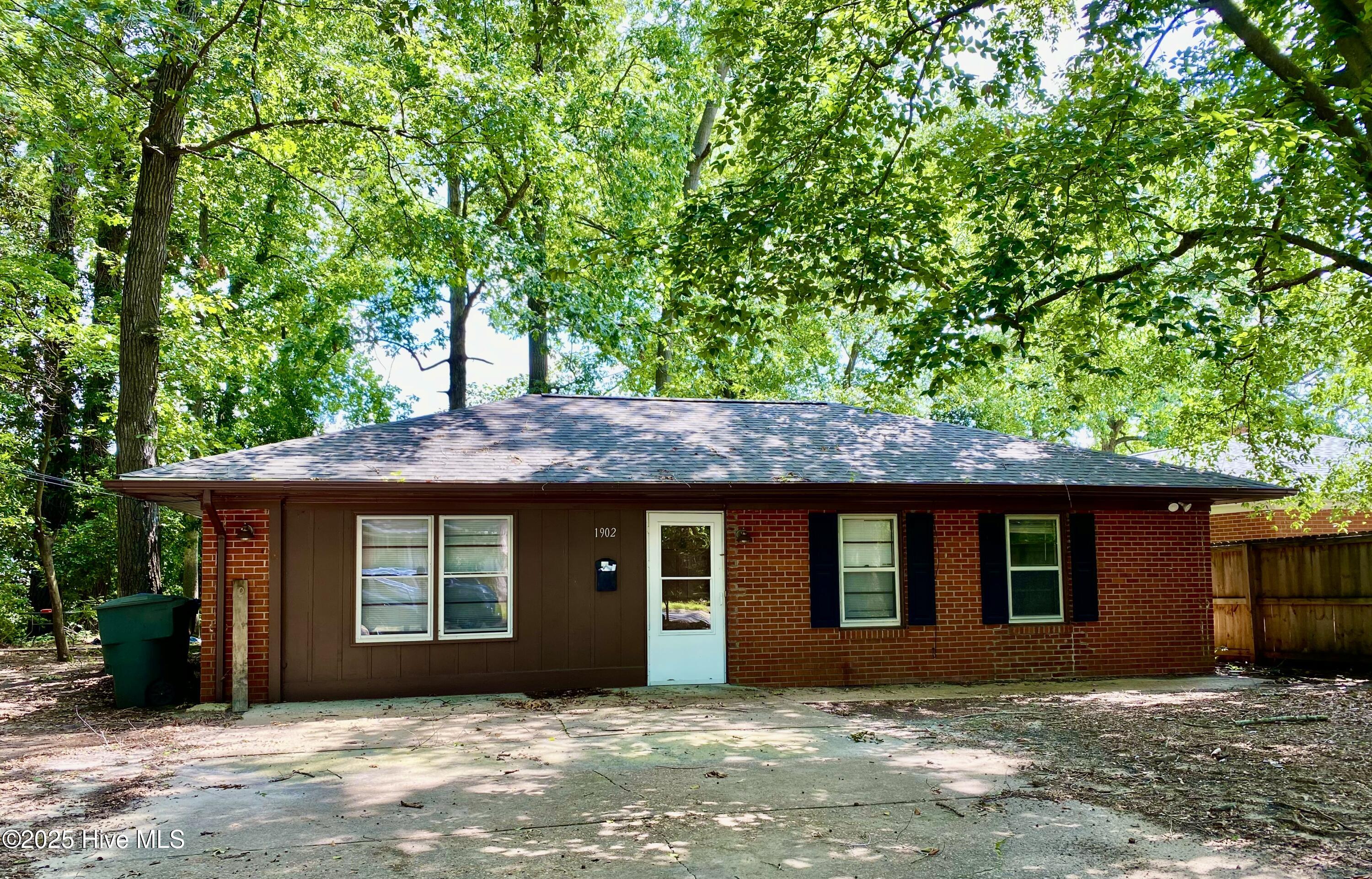 1902 E 9th Street Property Photo