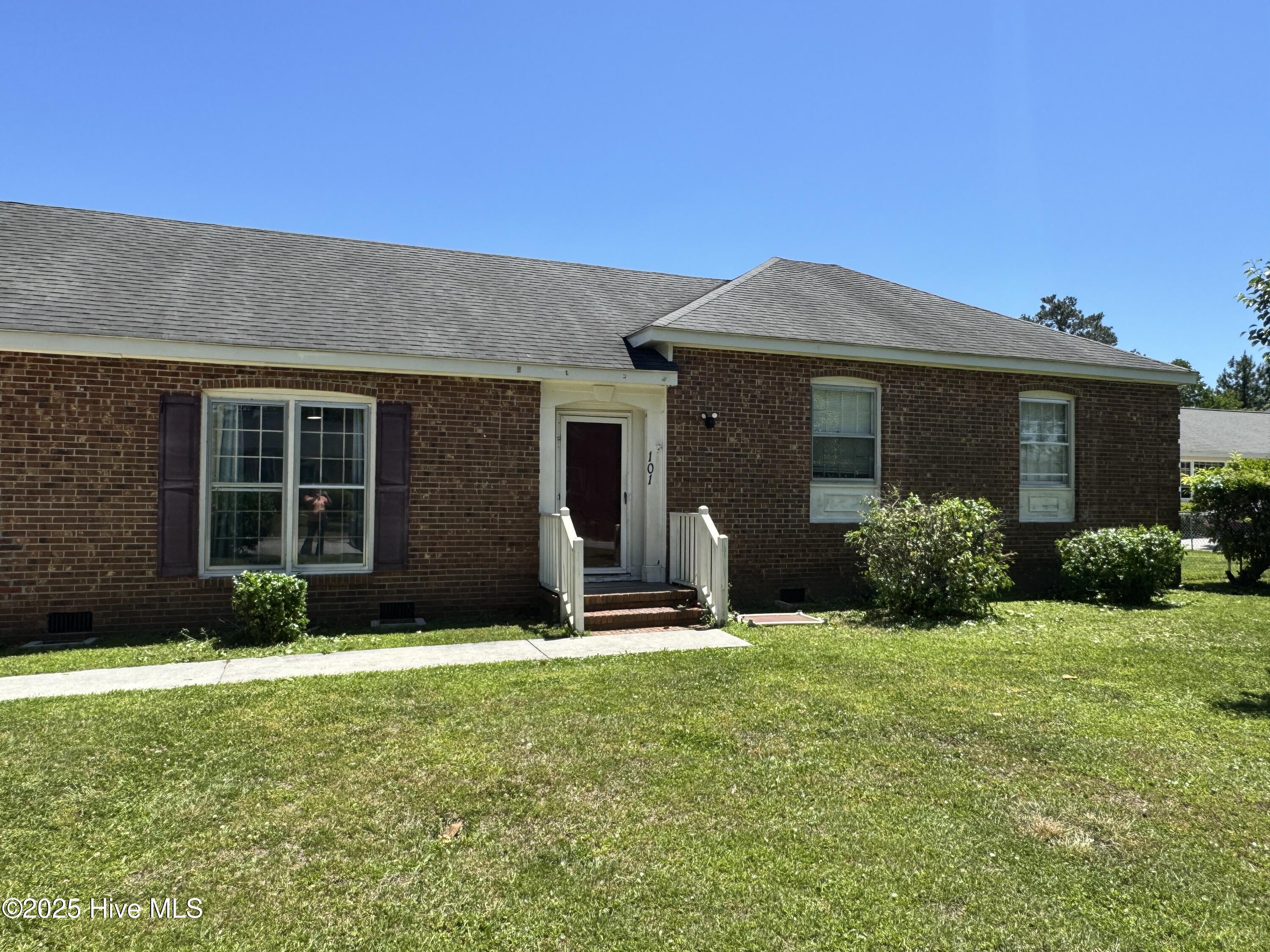 101 Stewart Court Property Photo