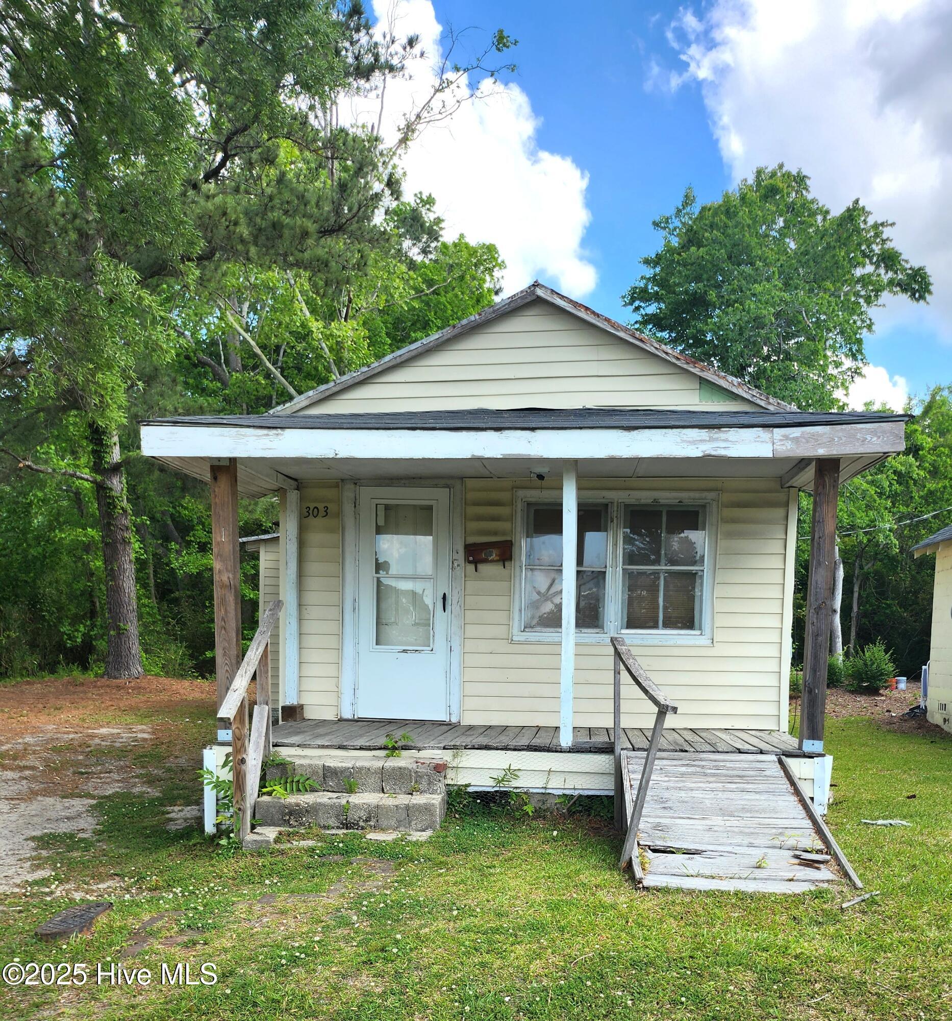 303 Garris Street Property Photo