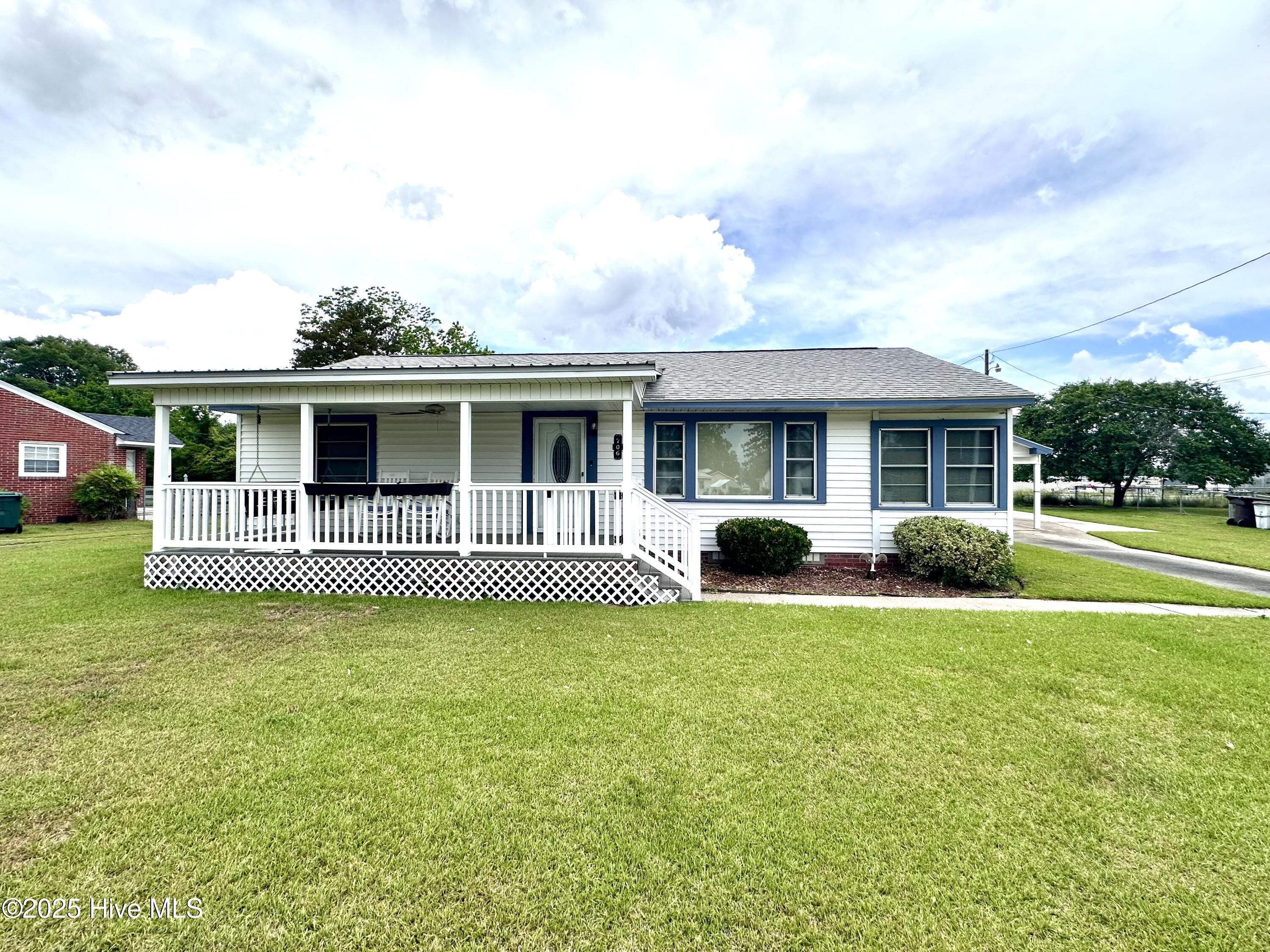 706 E Country Club Drive Property Photo