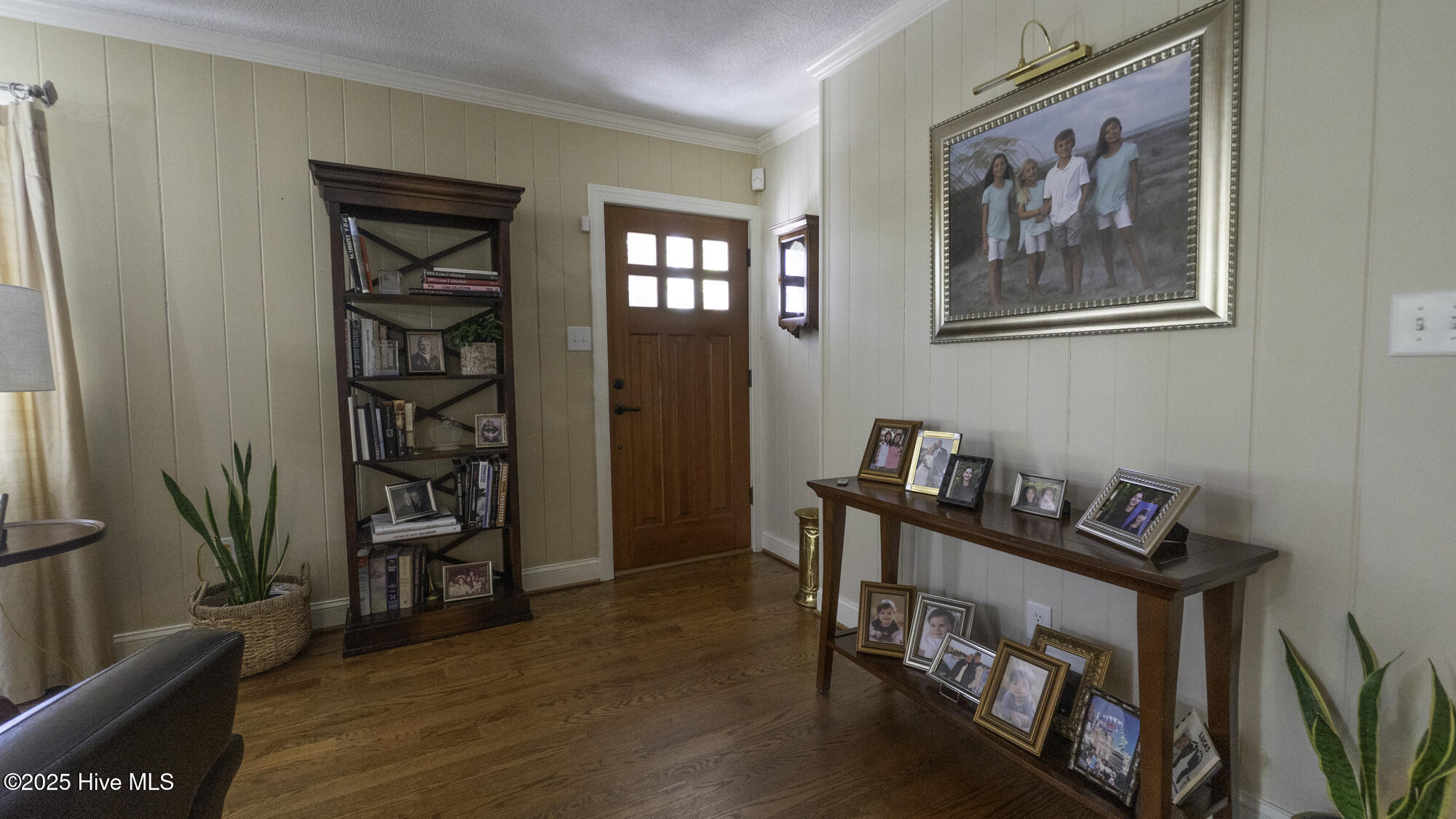 1914 Howard Avenue Property Photo 5