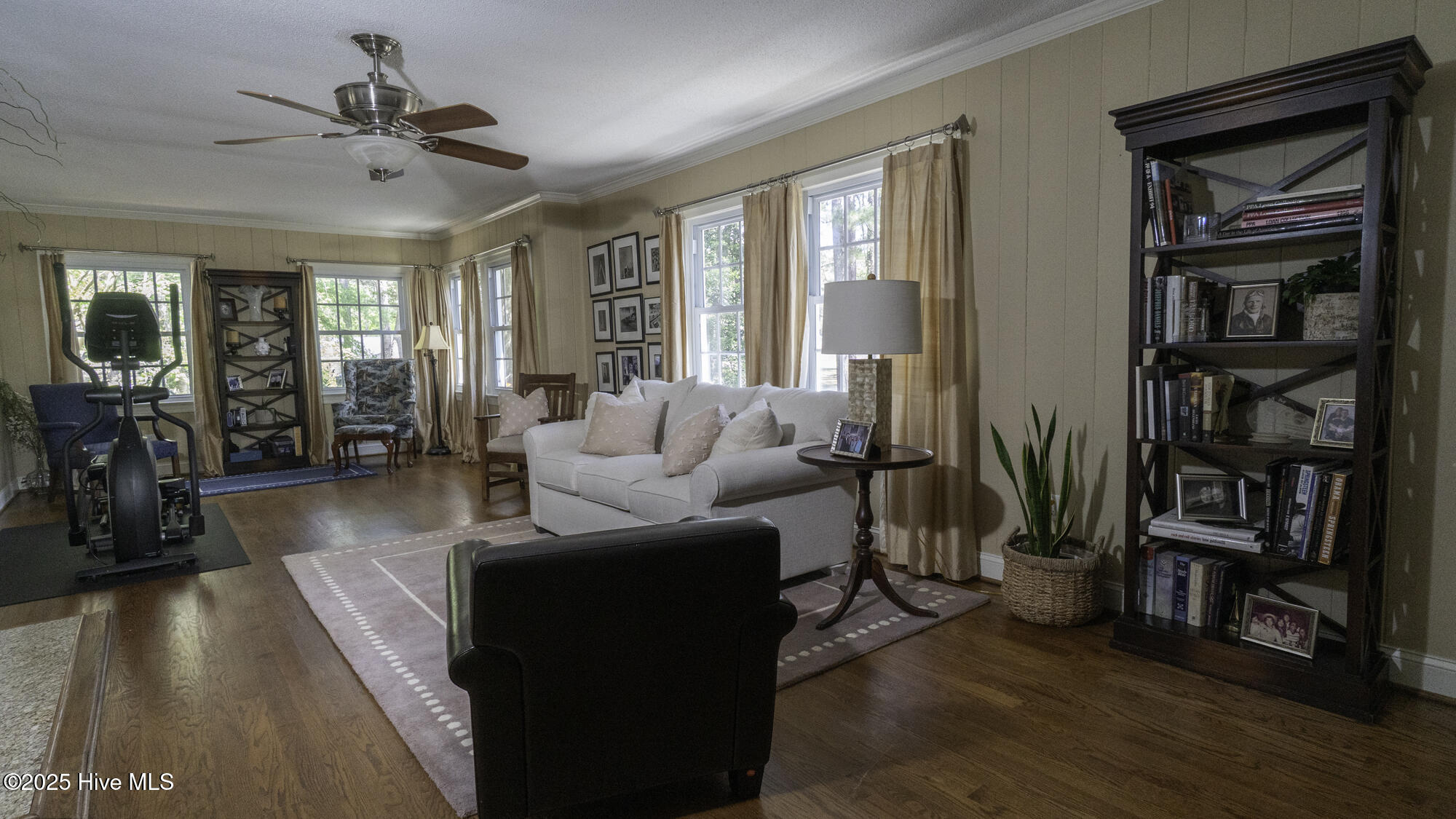 1914 Howard Avenue Property Photo 6