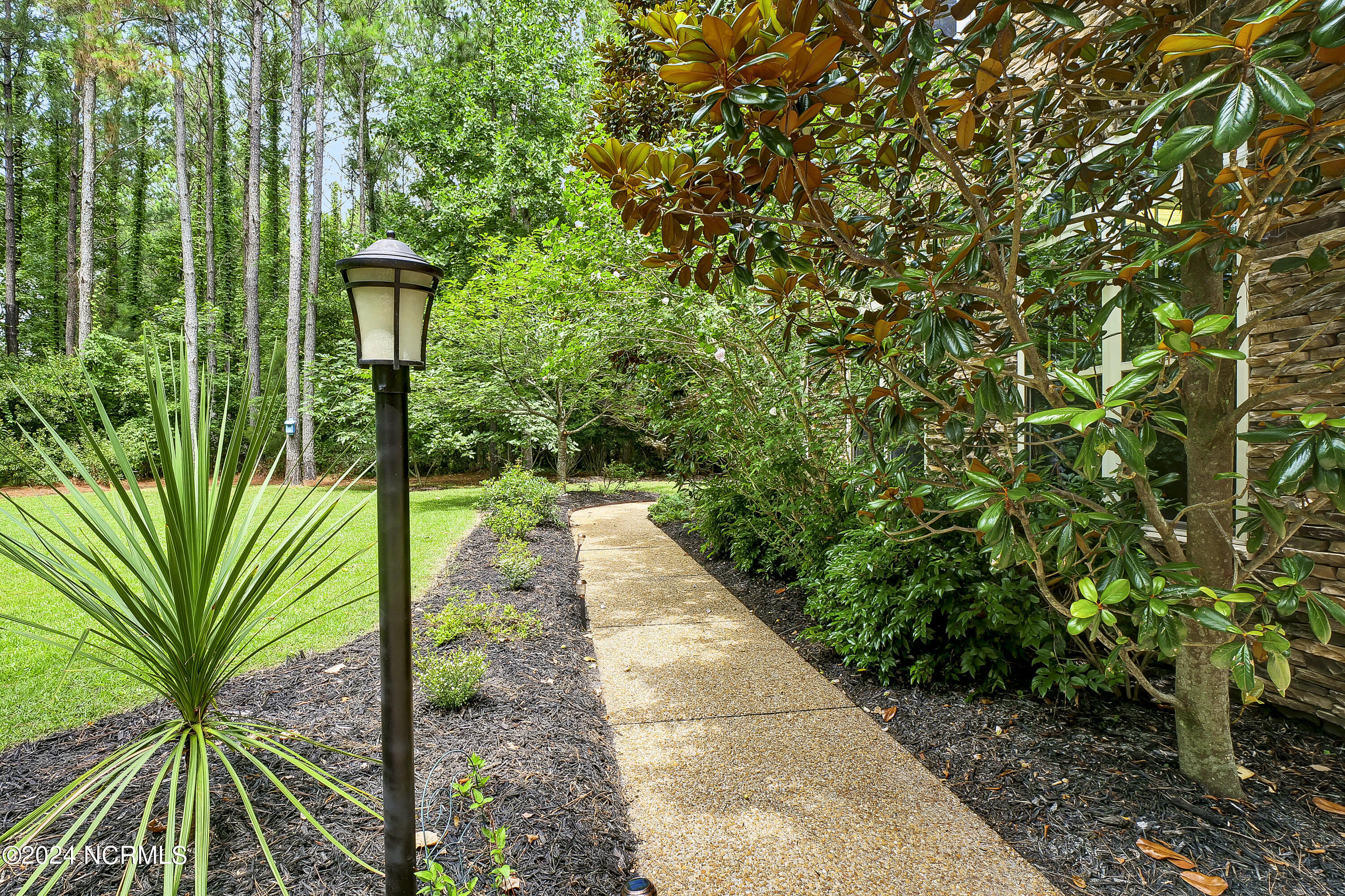 907 Grandview Drive Property Photo 3