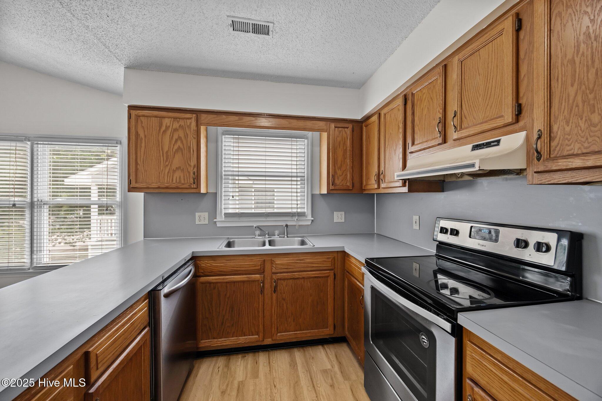 123 W Victoria Court F Property Photo 5