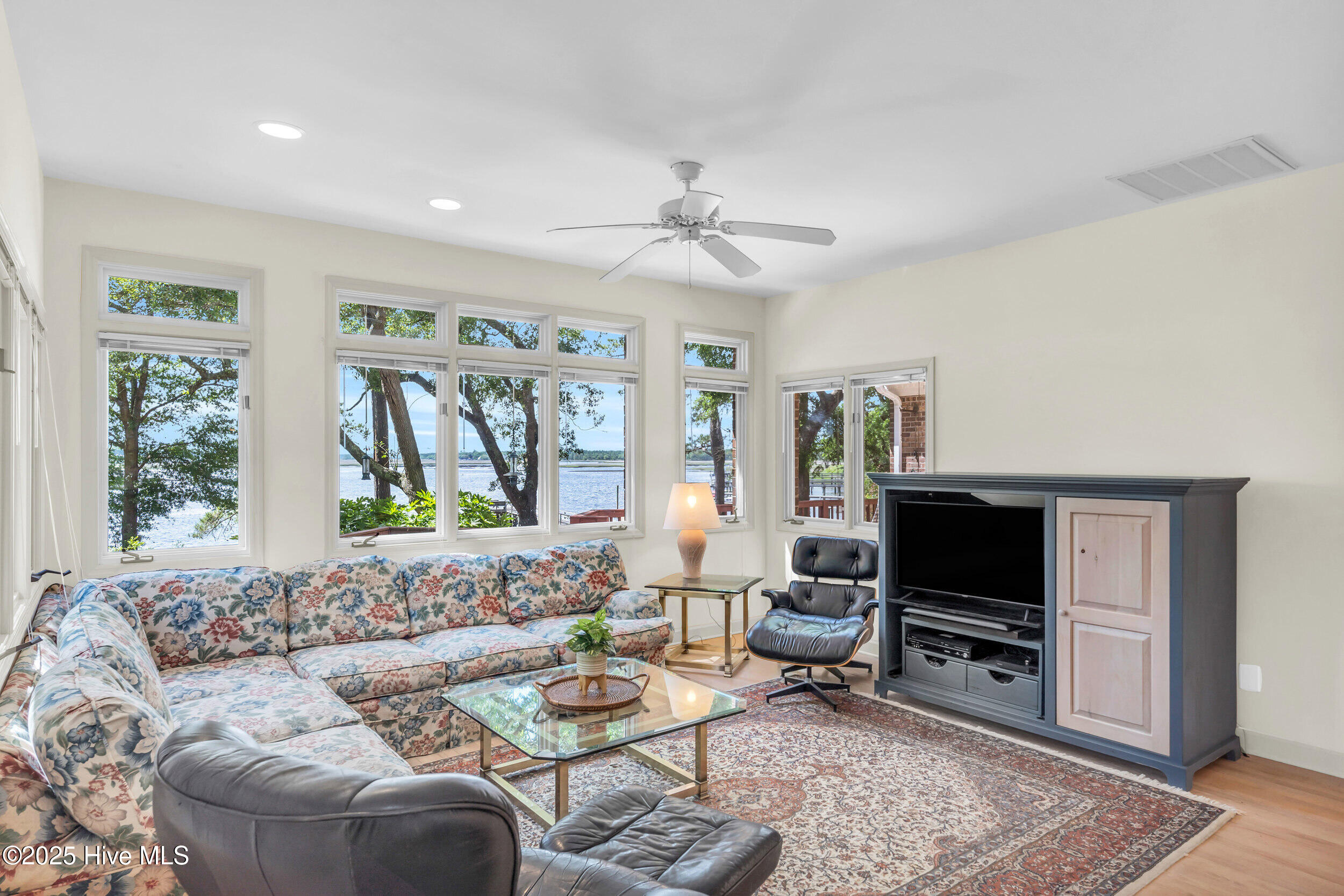 524 Admirals Court Property Photo 35