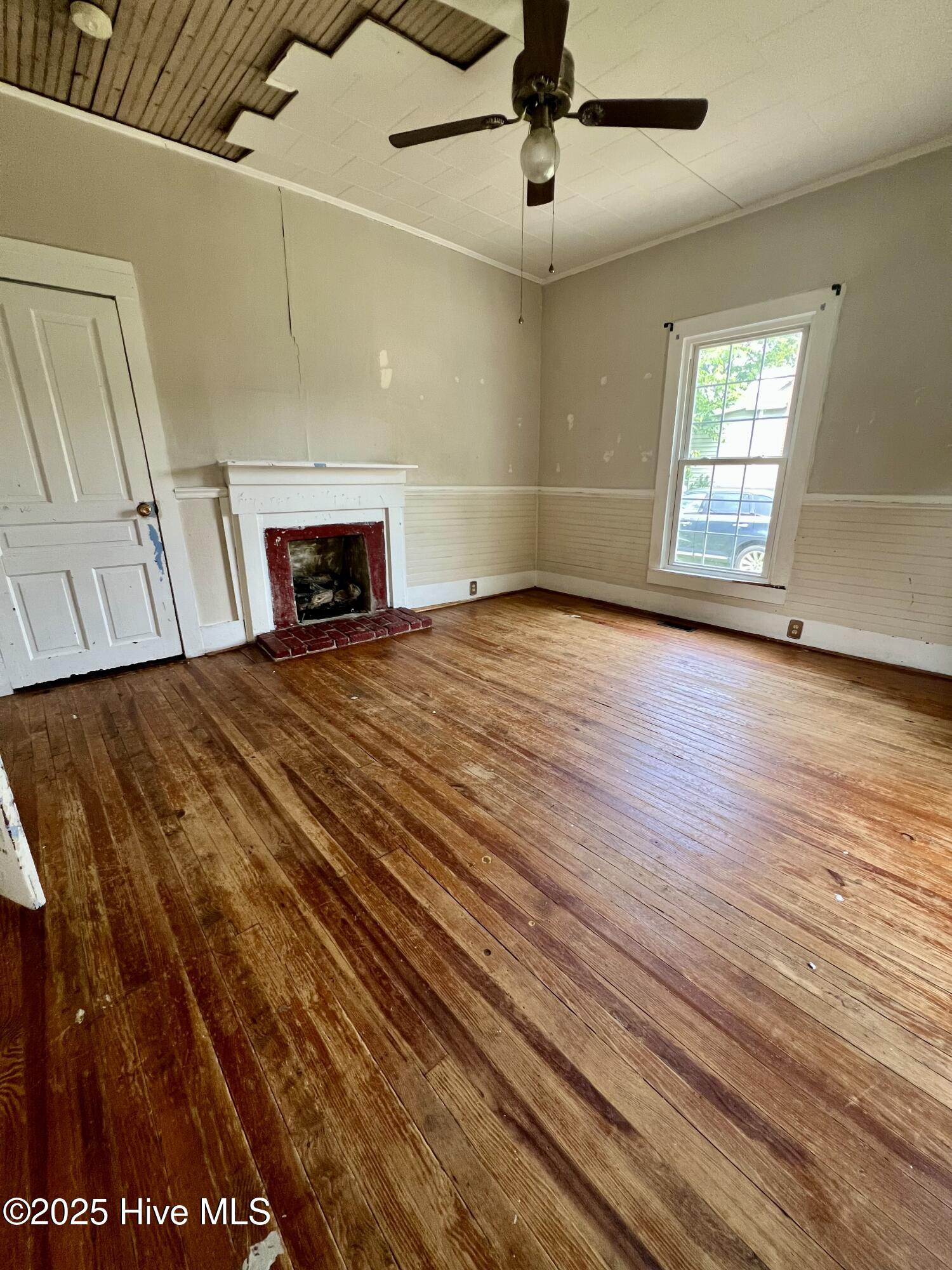 306 W First Street Property Photo 3