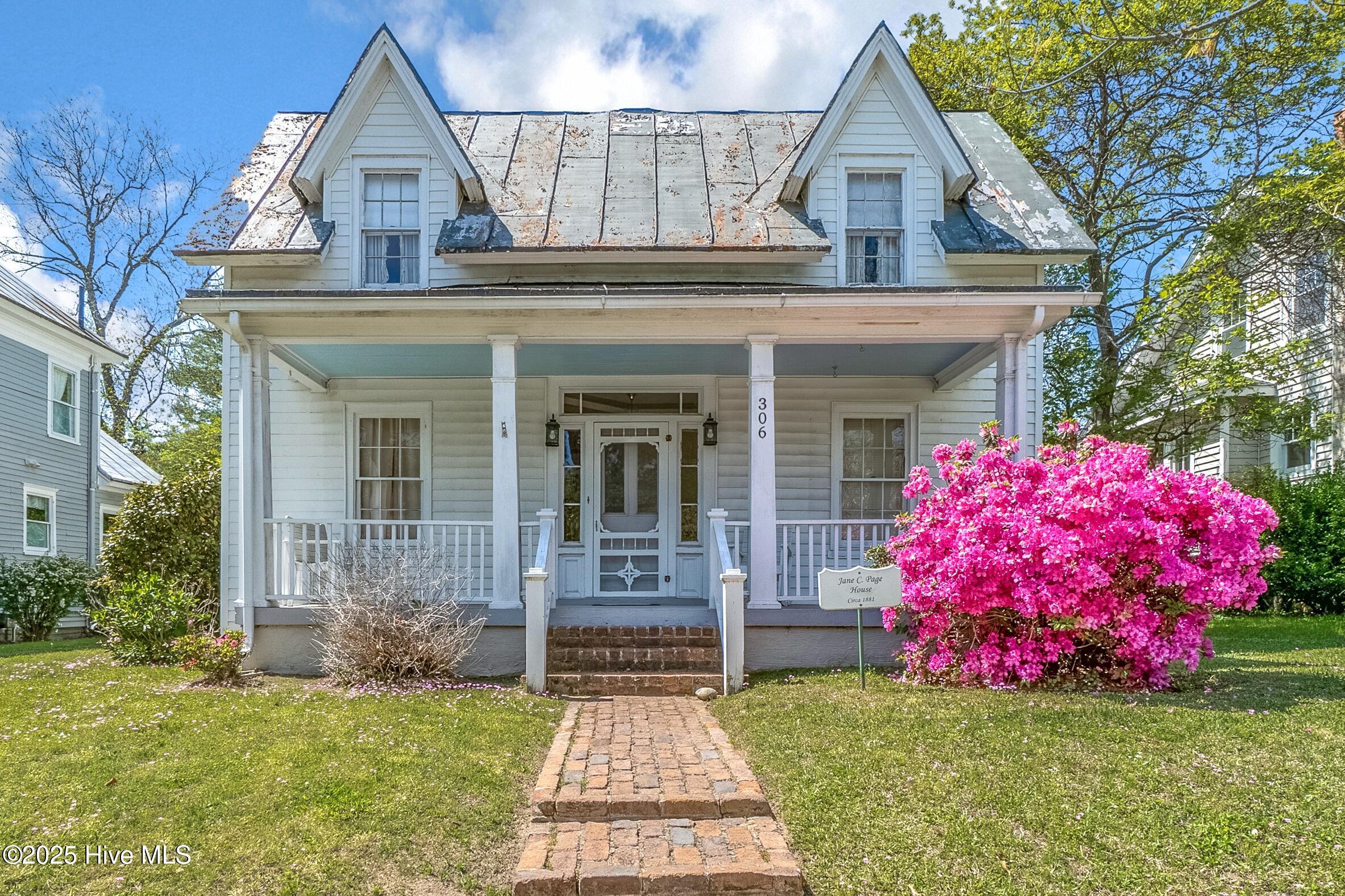 306 S Oakum Street Property Photo