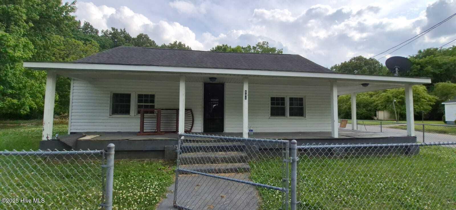 401 E Railroad Street Property Photo
