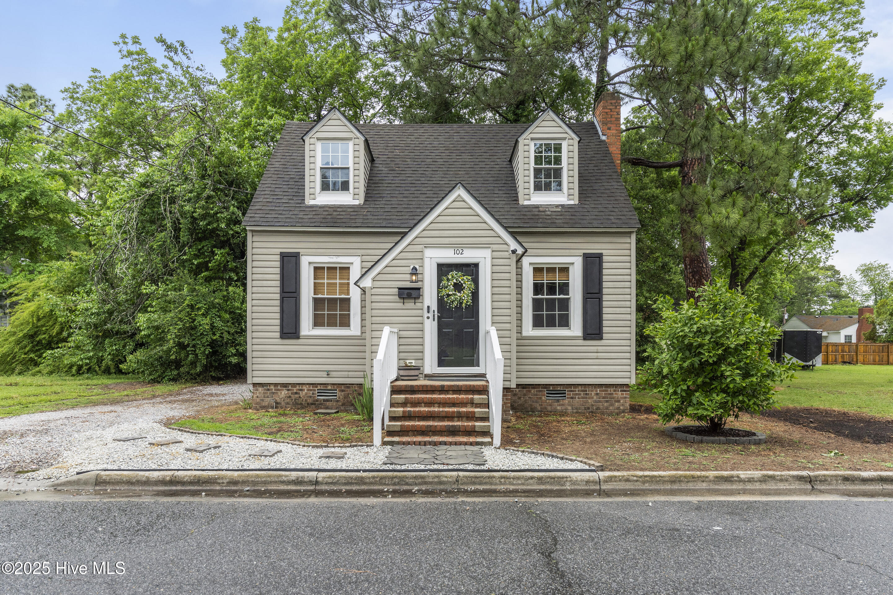 102 E 9th Street Property Photo