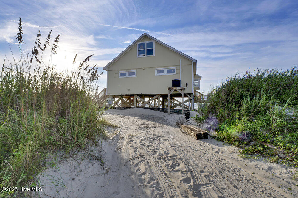 1714 N Shore Drive Property Photo 1