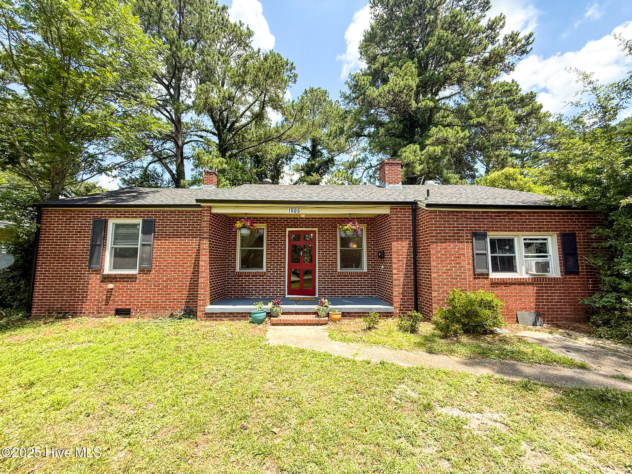 1605 E Holly Street Property Photo 1