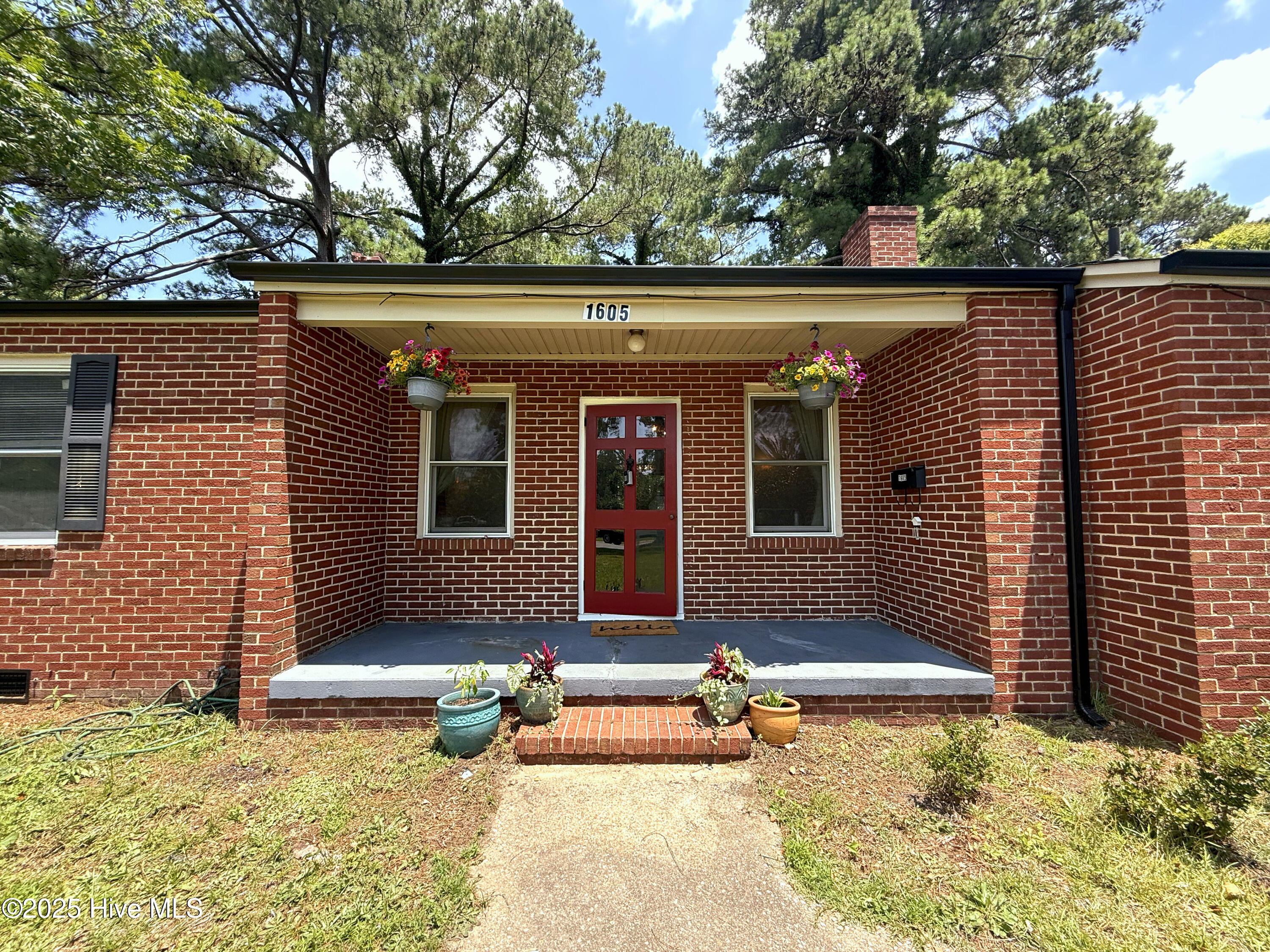 1605 E Holly Street Property Photo 2