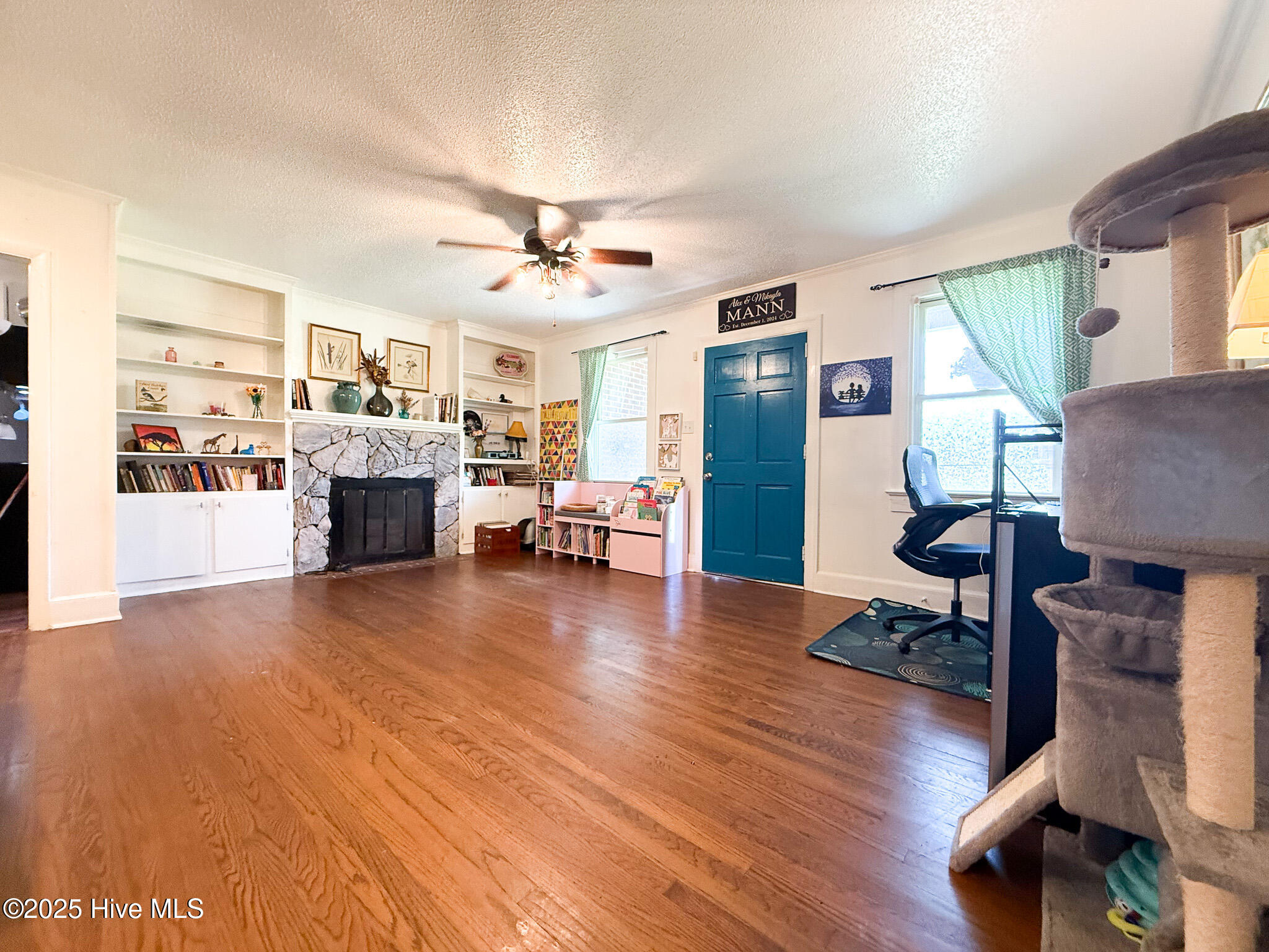 1605 E Holly Street Property Photo 3