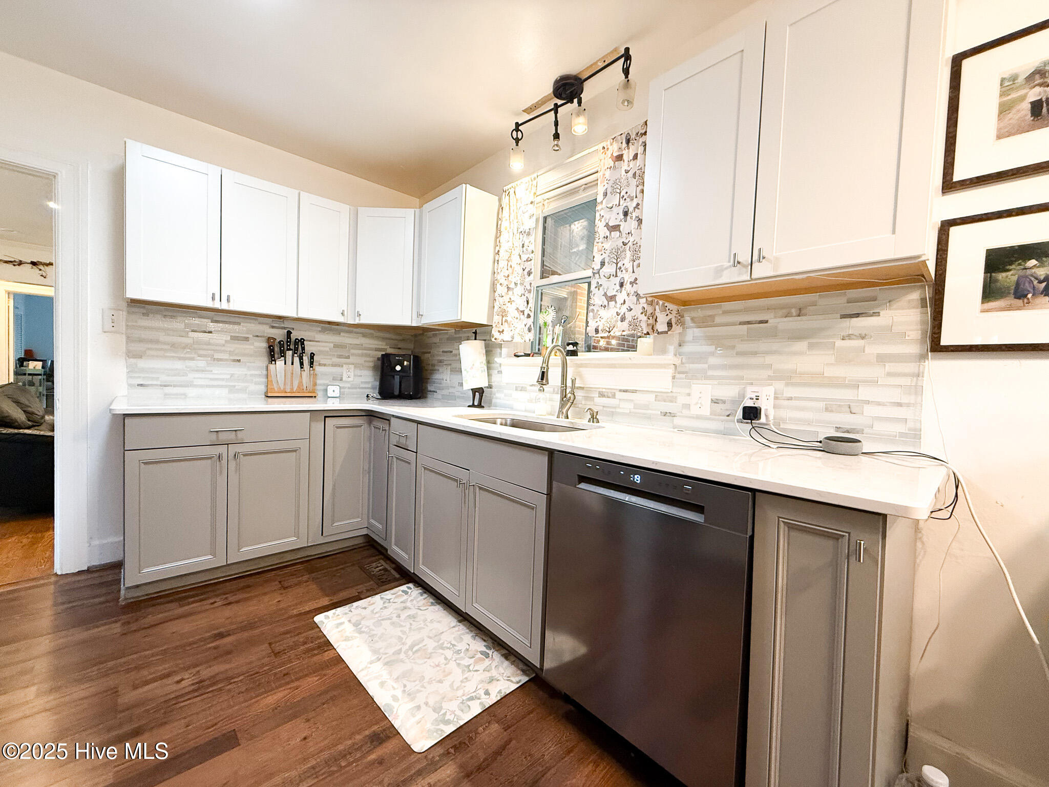 1605 E Holly Street Property Photo 15