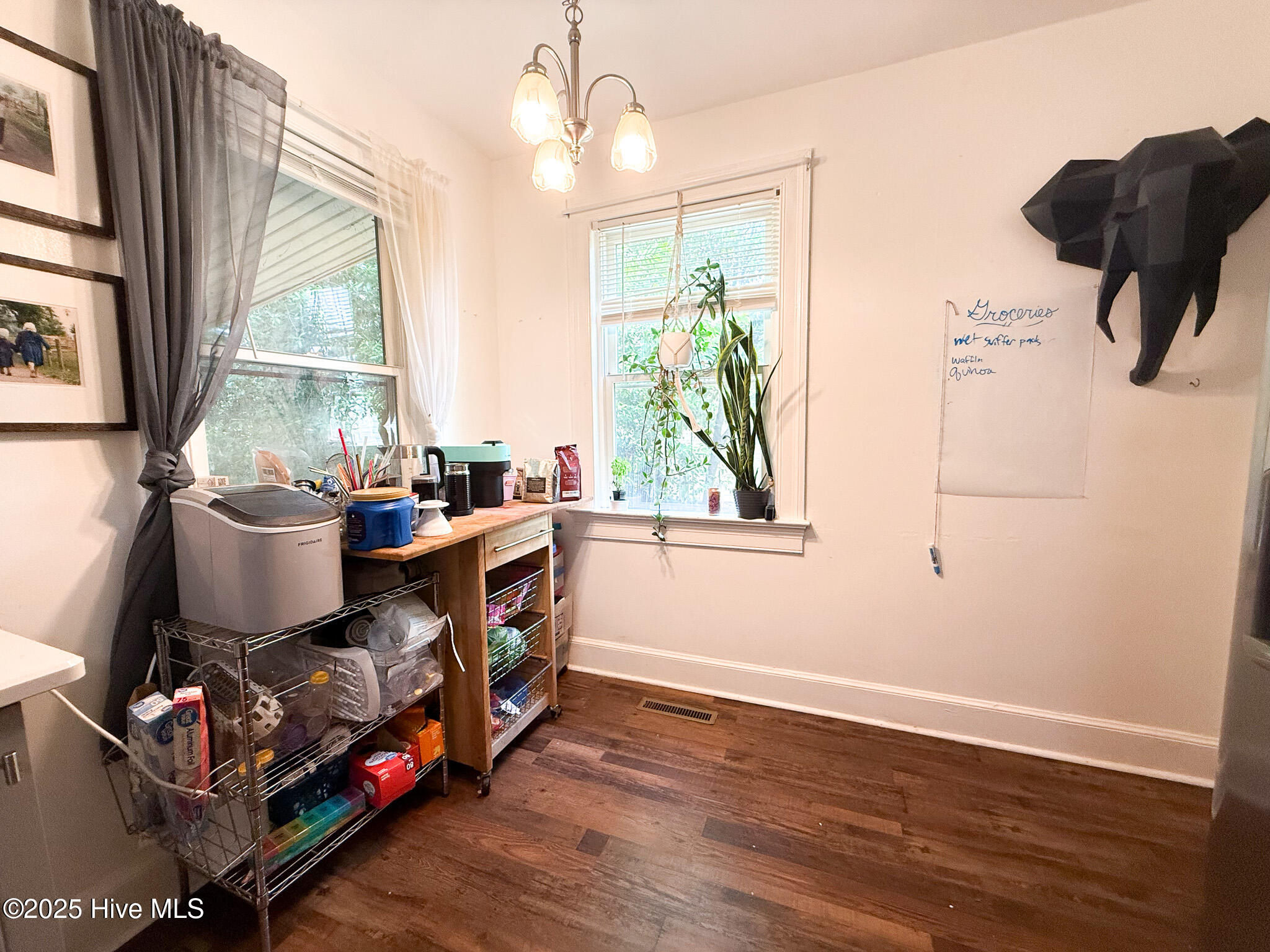 1605 E Holly Street Property Photo 18