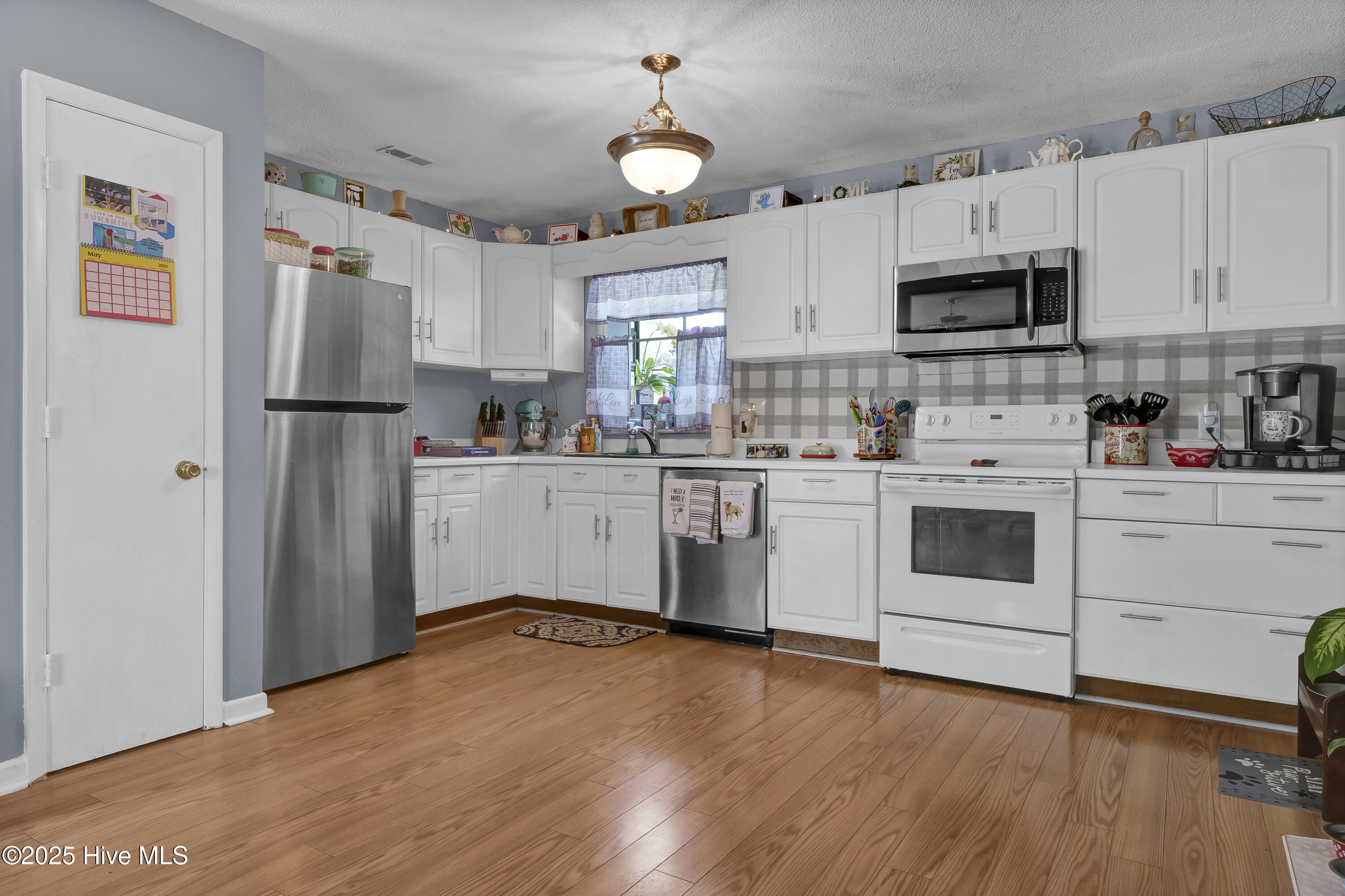 5325 Lord Tennyson Road Property Photo 8