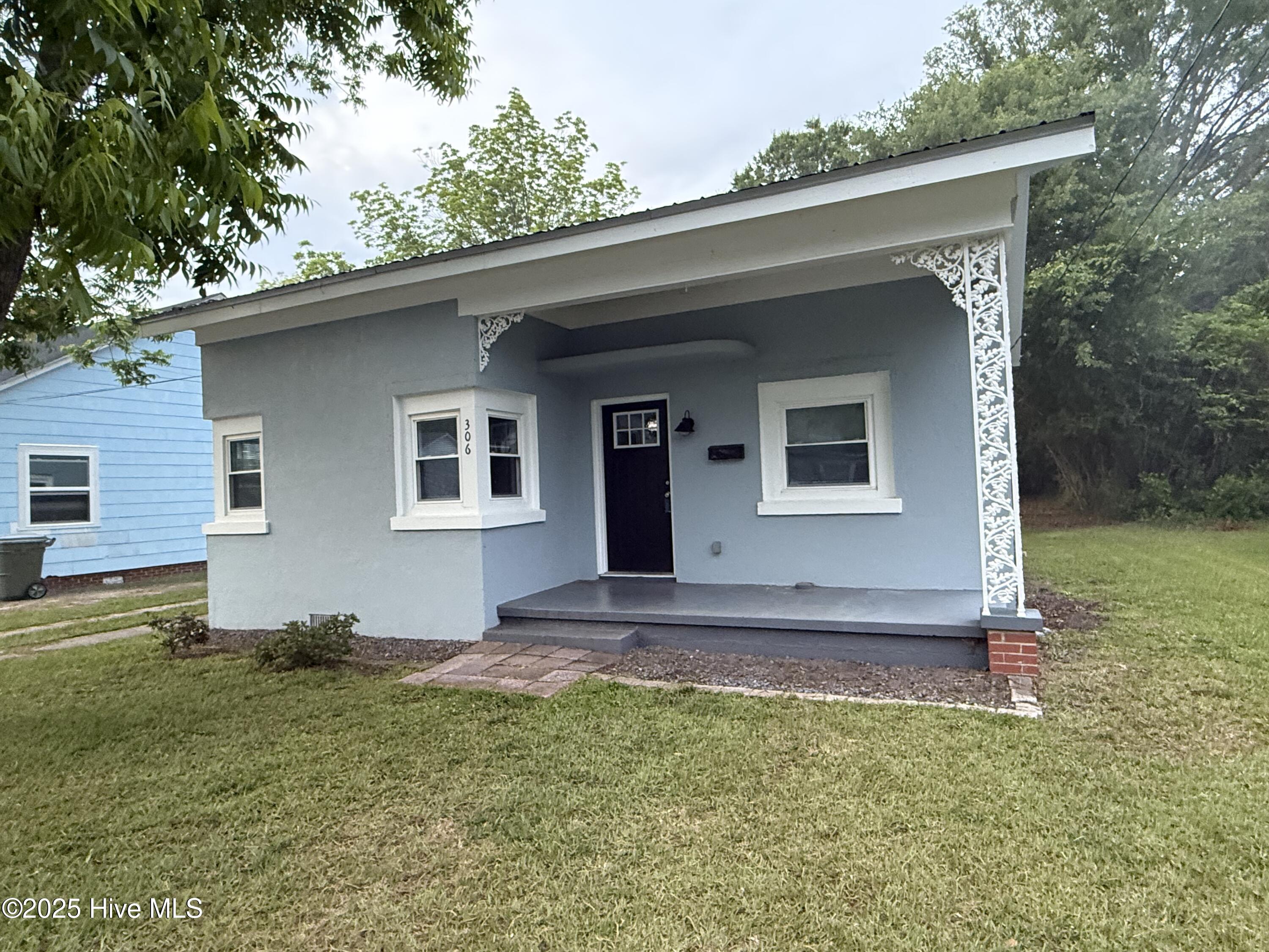 306 E 10th Street Property Photo