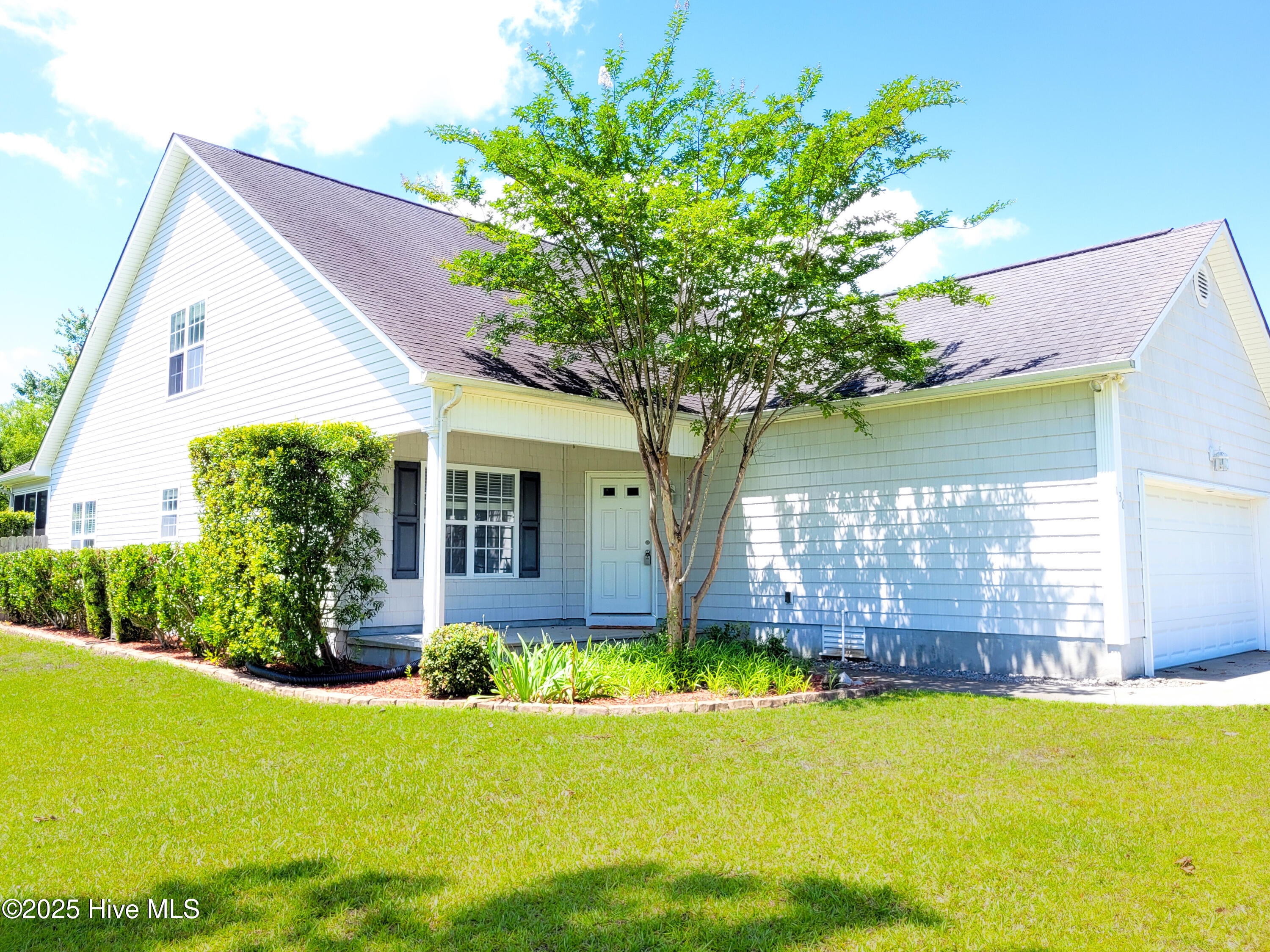 136 Leeward Lane Property Photo 3