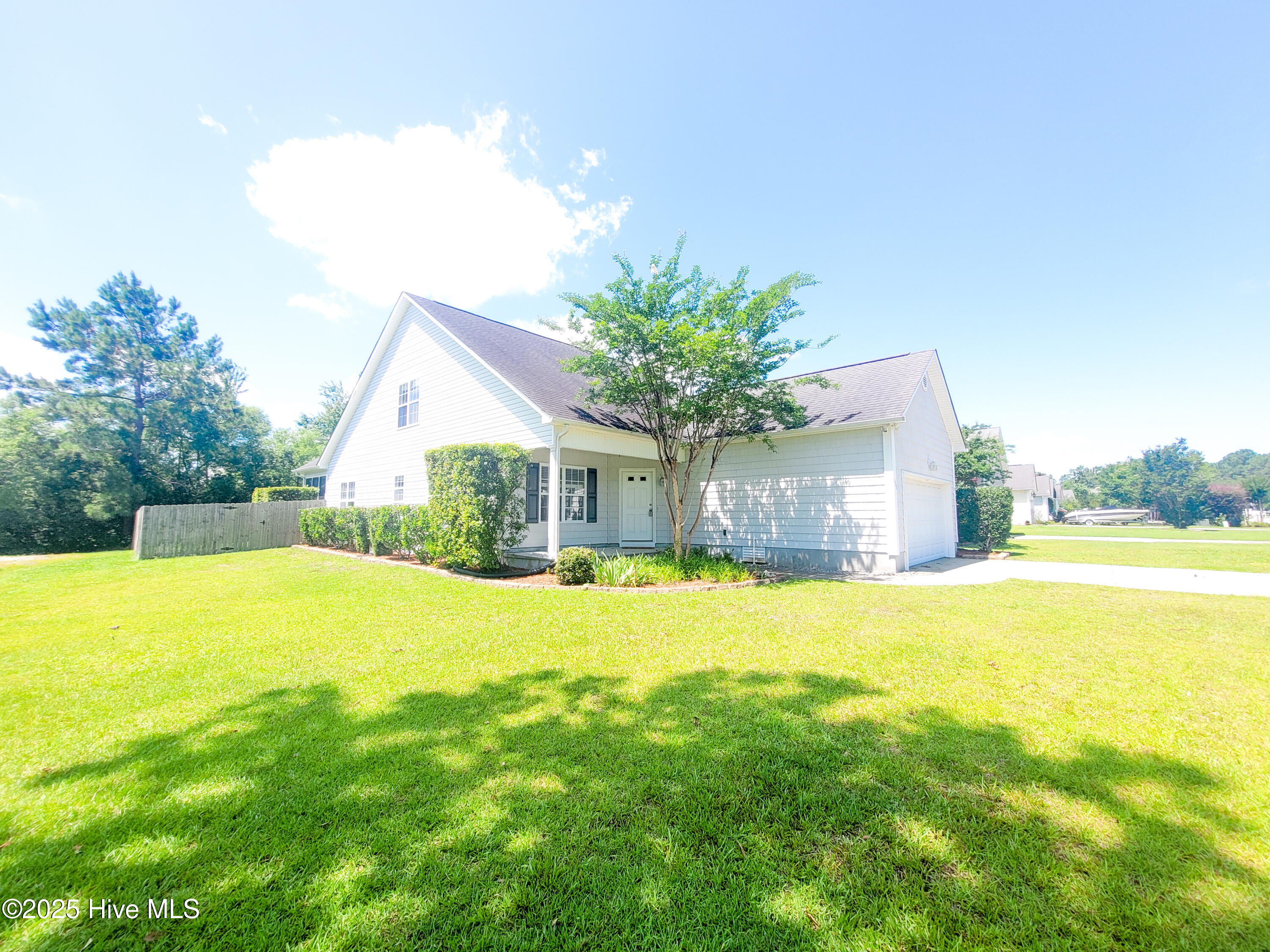 136 Leeward Lane Property Photo 4