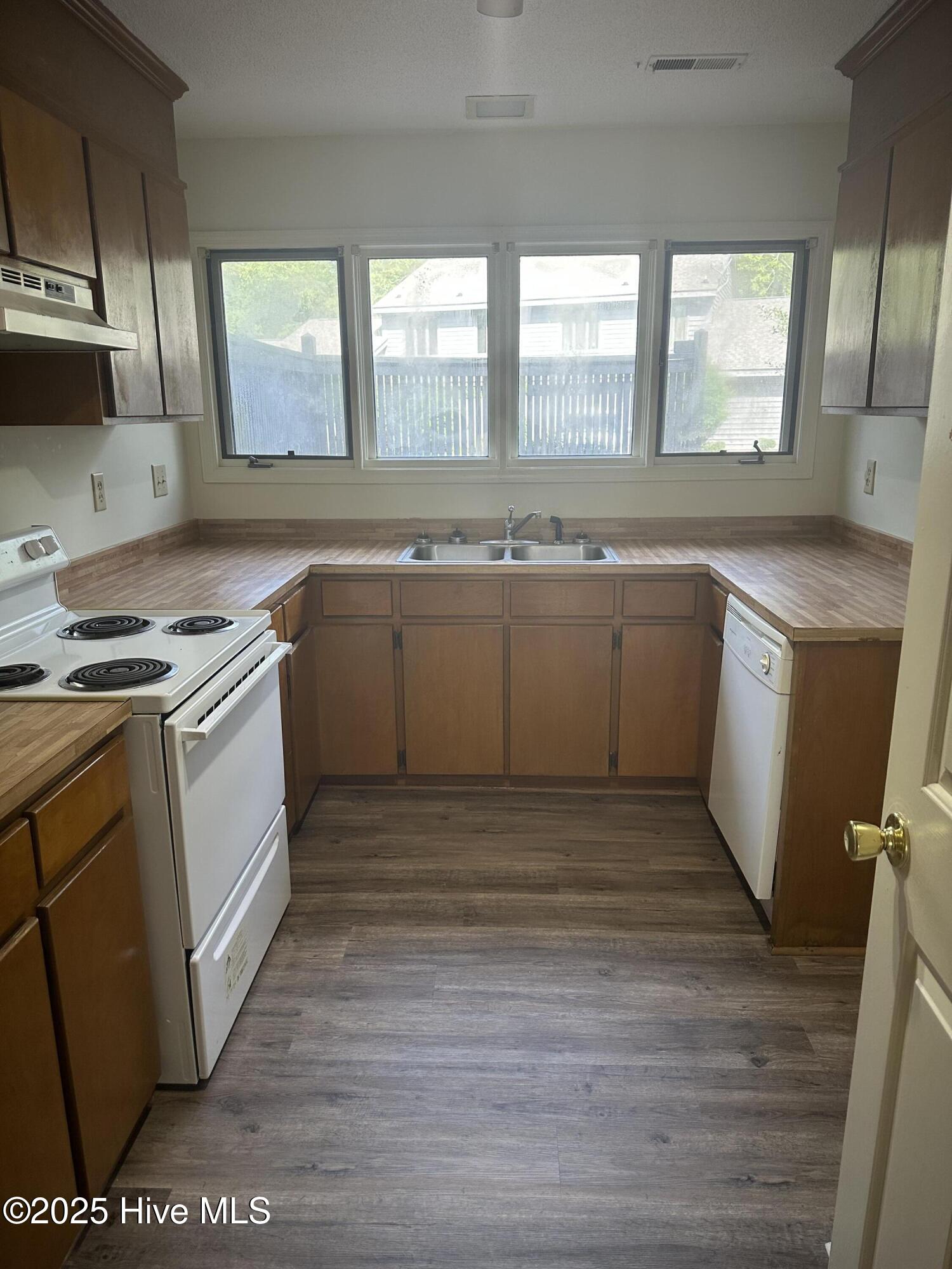 402 Sherbrooke Circle Property Photo 4