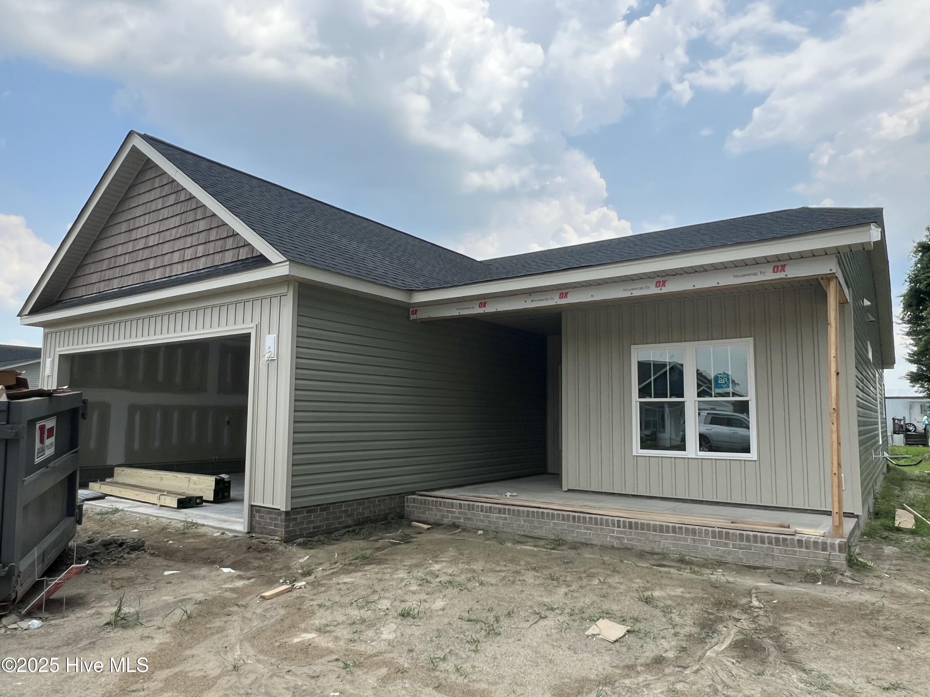 104 E Sillinger Drive Property Photo 1