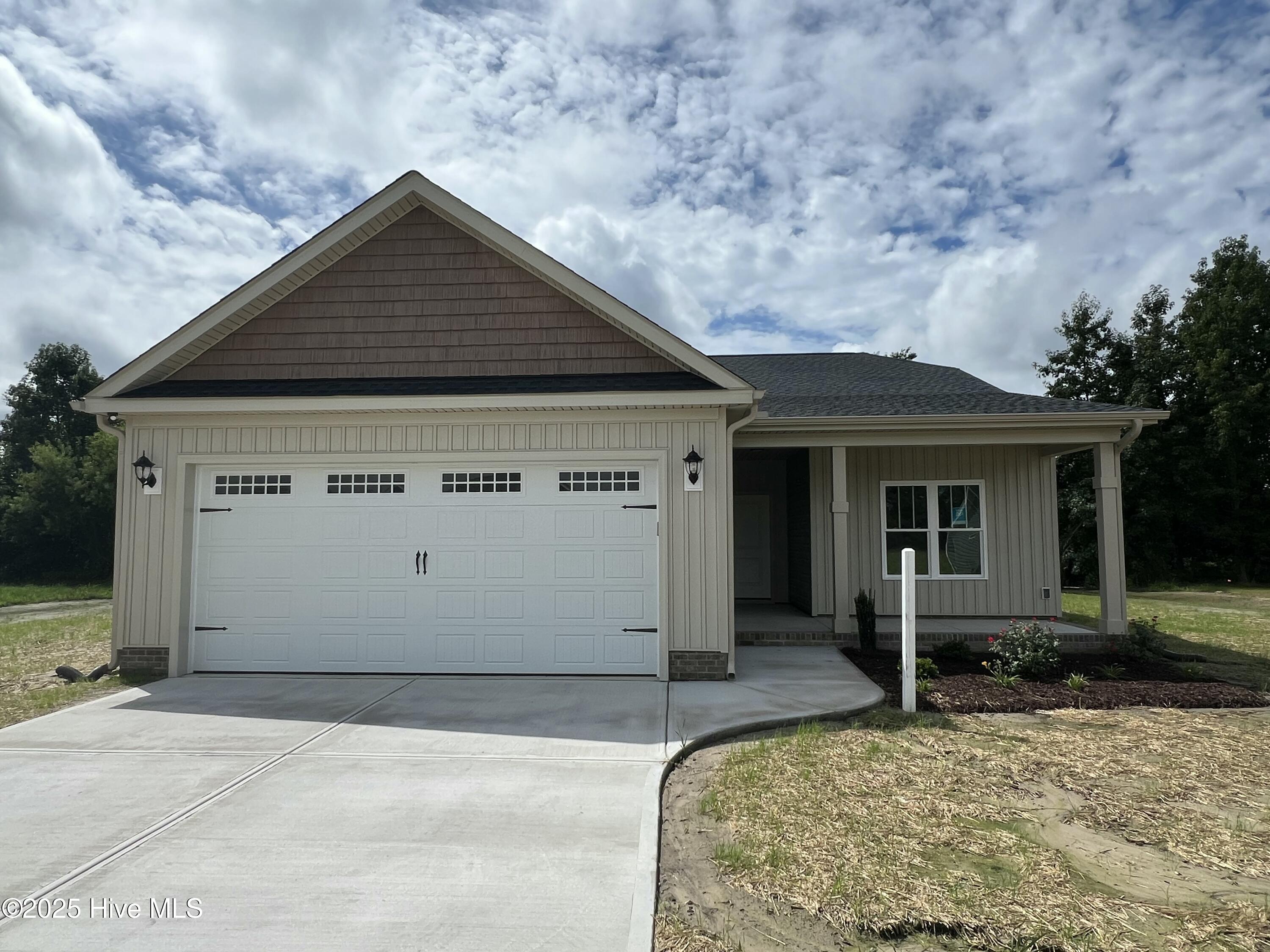 104 E Sillinger Drive Property Photo 1