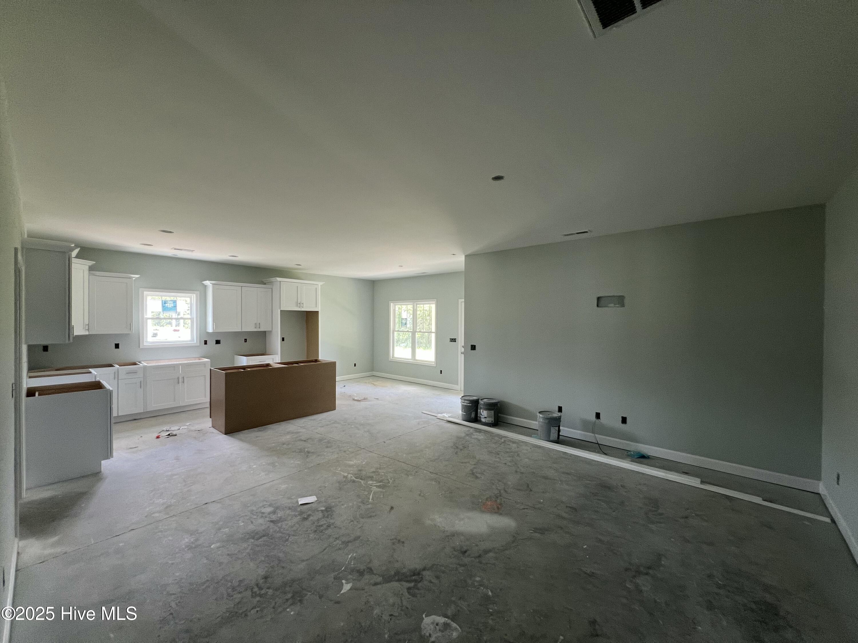 104 E Sillinger Drive Property Photo 3