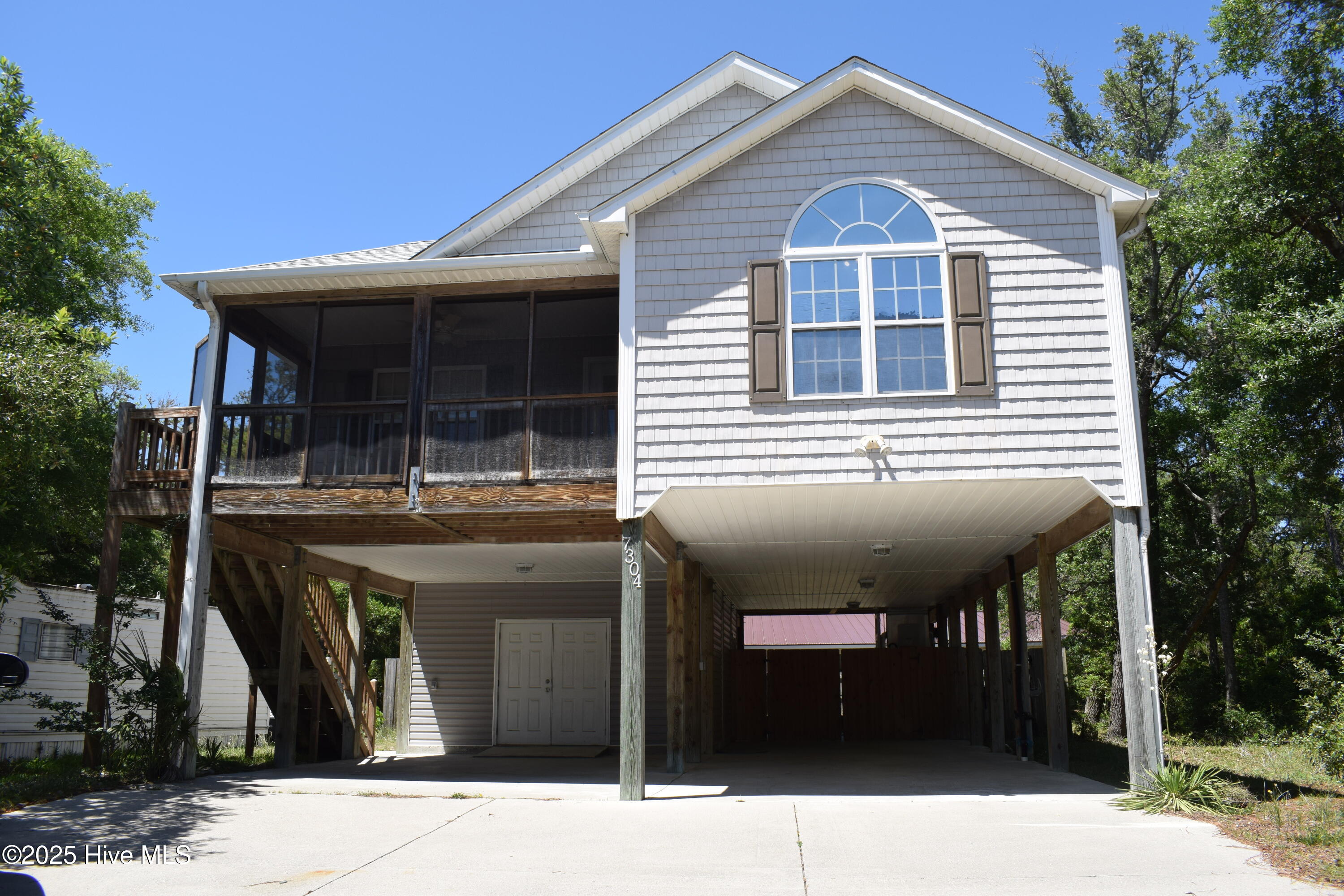 7304 E Oak Island Drive Property Photo 1
