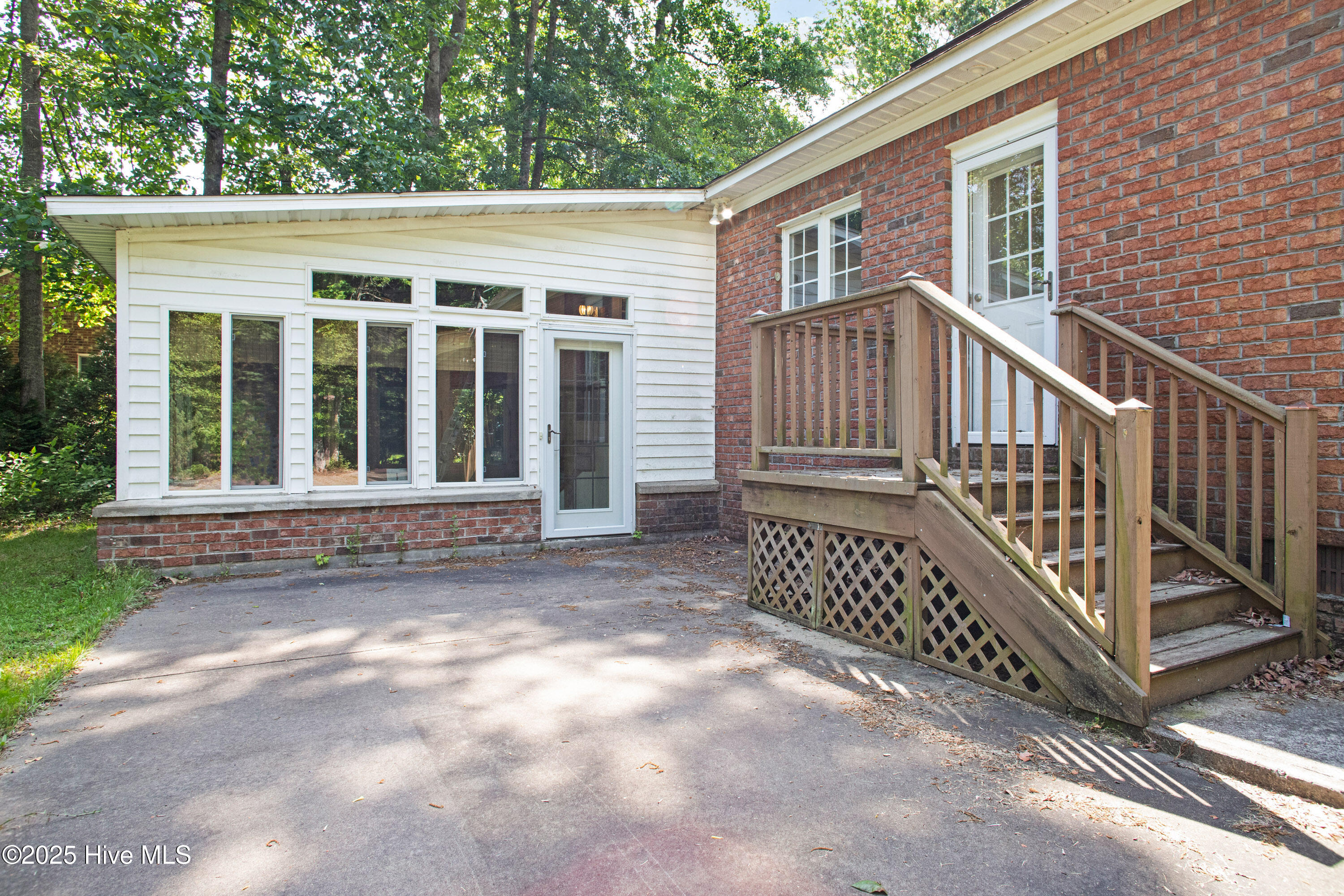 143 Rock Creek Drive Property Photo 7