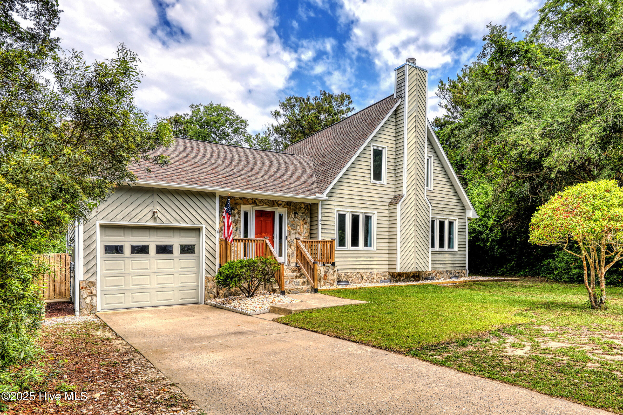 107 Live Oak Court Property Photo 1