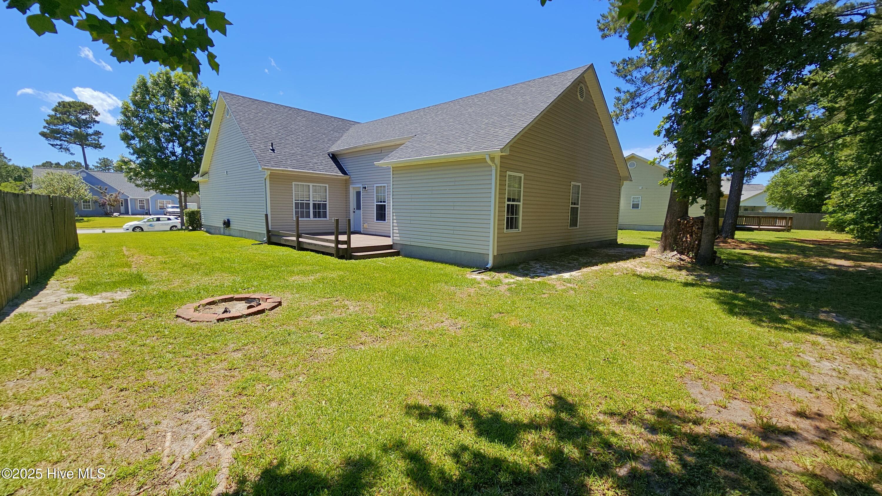 127 Whiteleaf Drive Property Photo 3