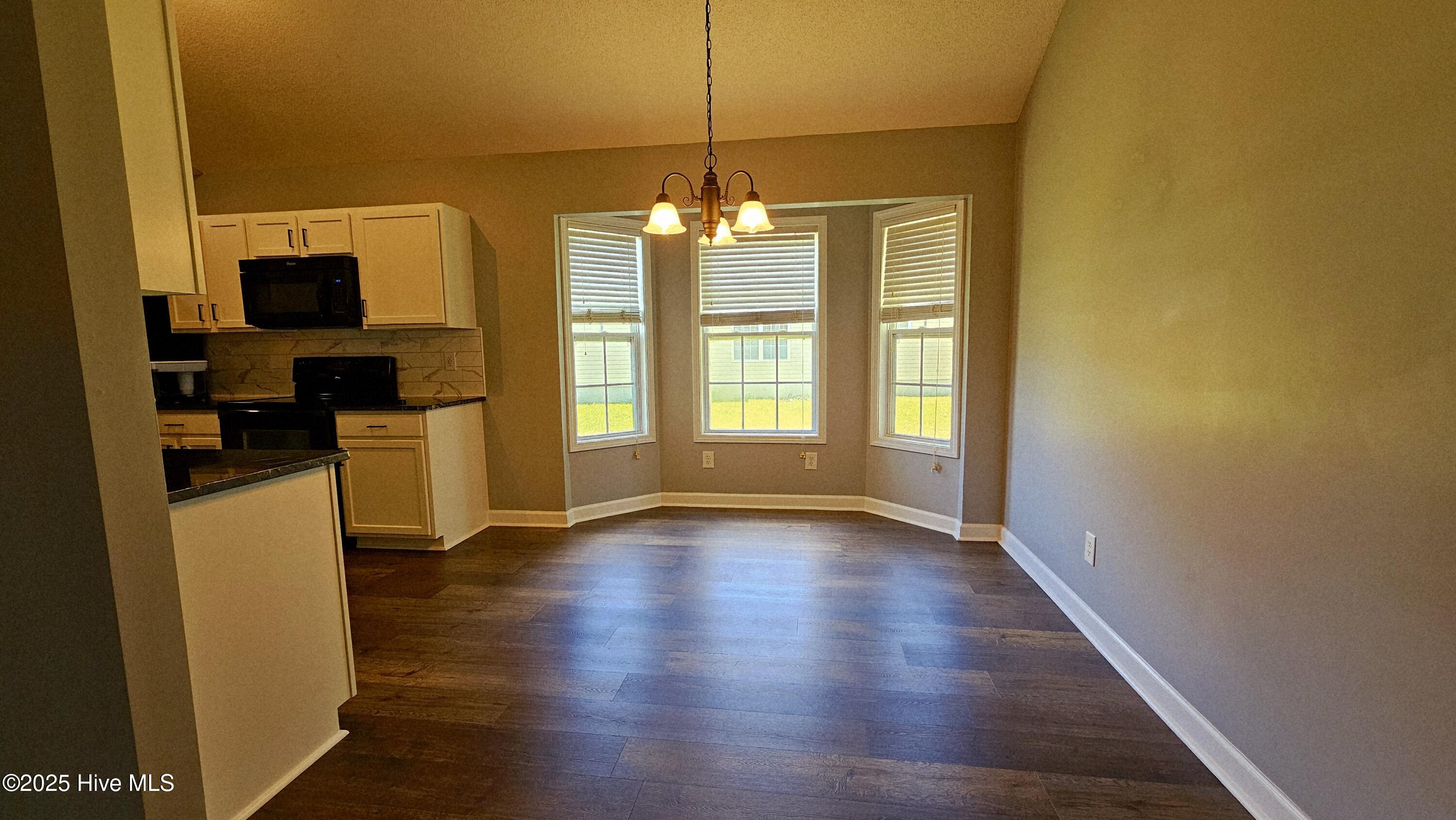 127 Whiteleaf Drive Property Photo 10