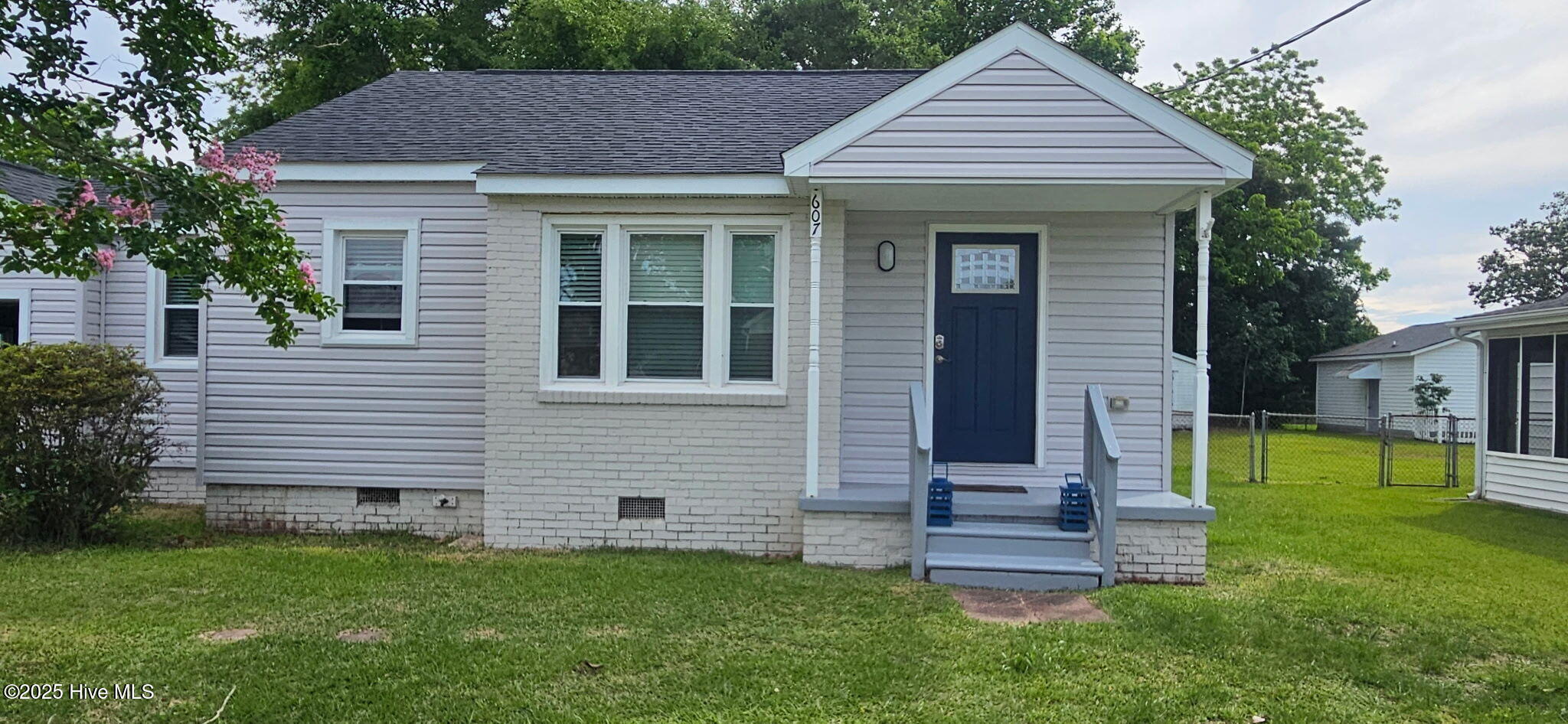 607 E Sabiston Drive Property Photo 1