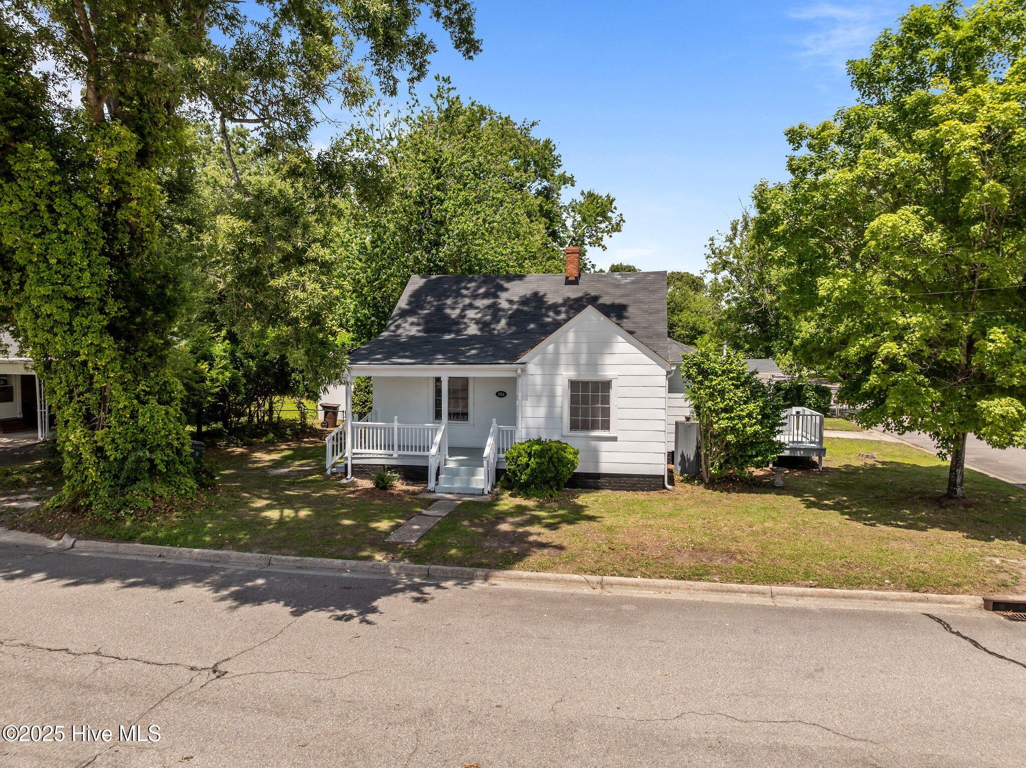 306 Oak Drive Property Photo 1