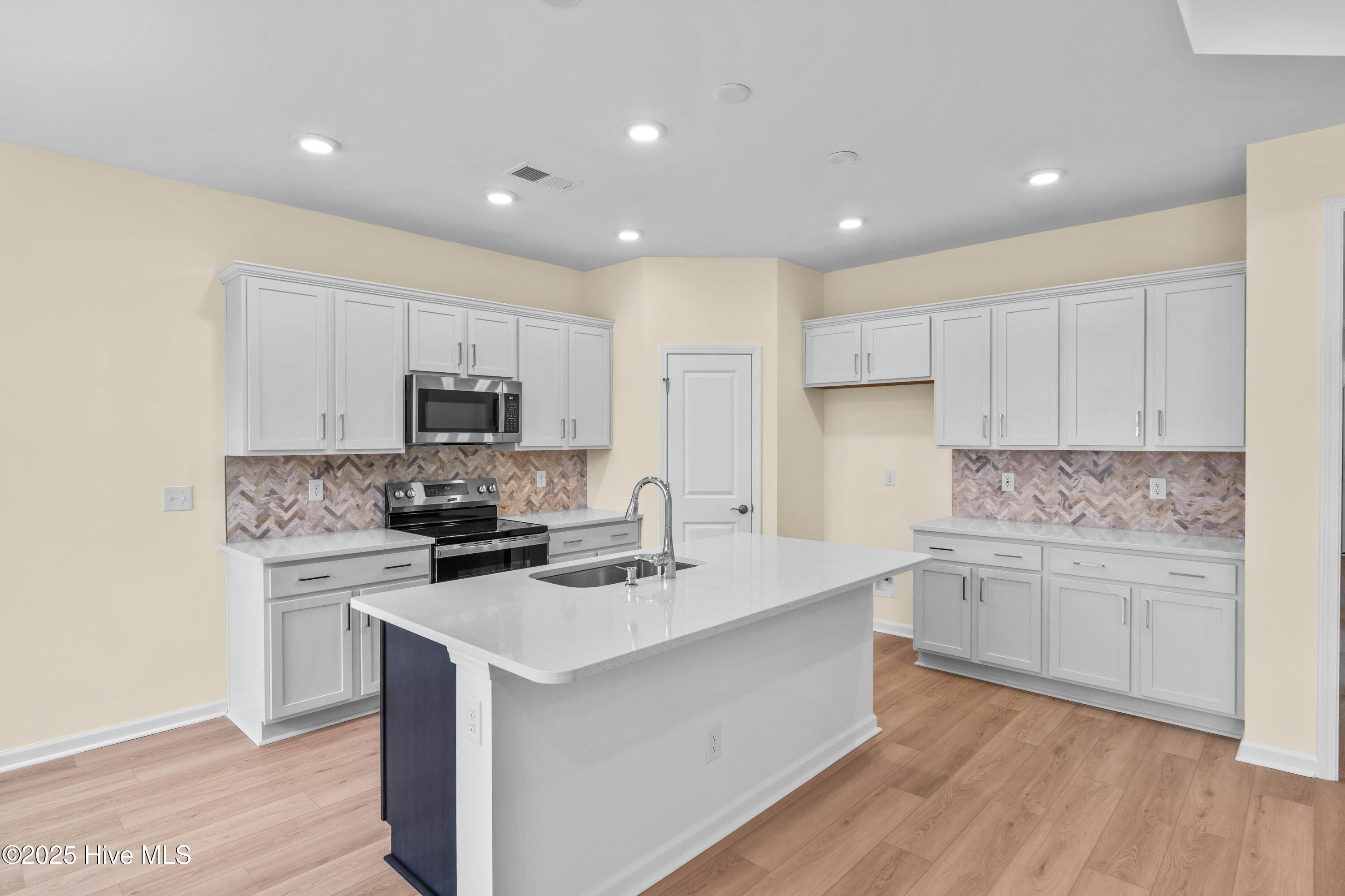 658 Edgeside Drive Property Photo 7