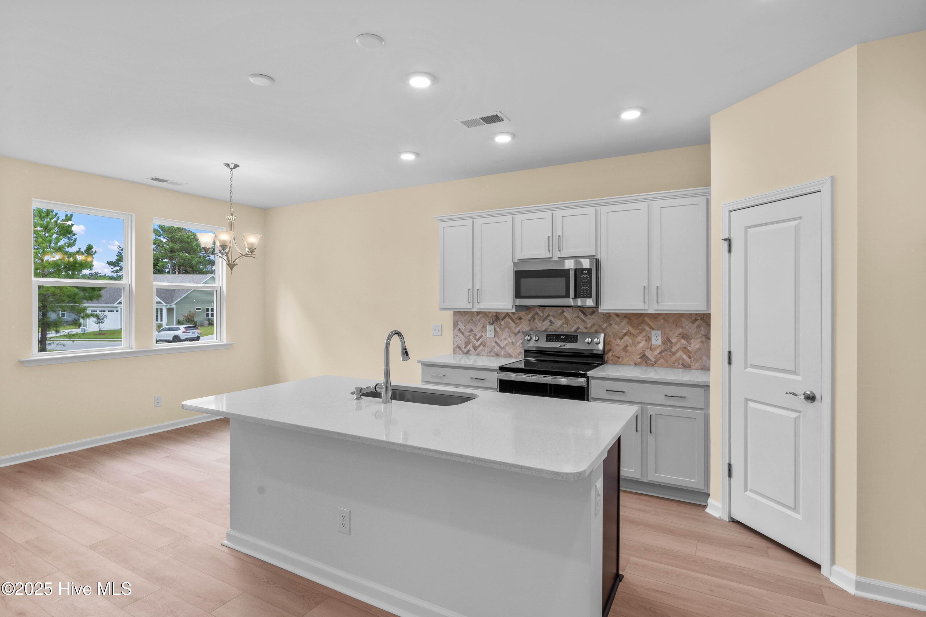 658 Edgeside Drive Property Photo 8